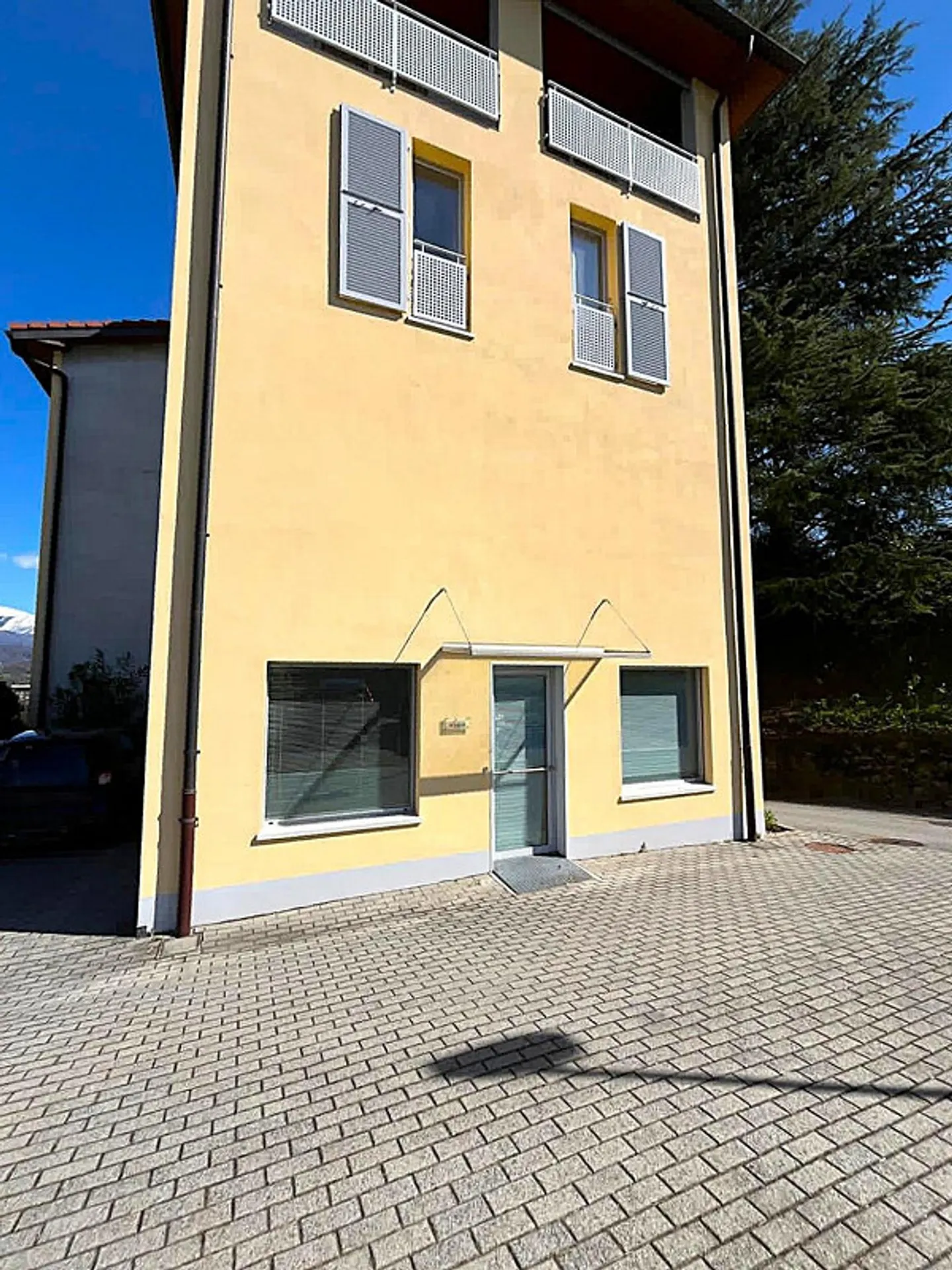 BREGANZONA: COMFORTABLE OFFICE/STORE WITH WINDOWS AND 2 PARKING SPACES - Photo 8 of 8
