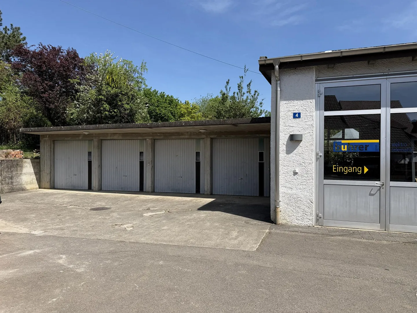 Propriété commerciale, bien entretenue avec 4 garages individuels au centre - Photo 2 sur 9