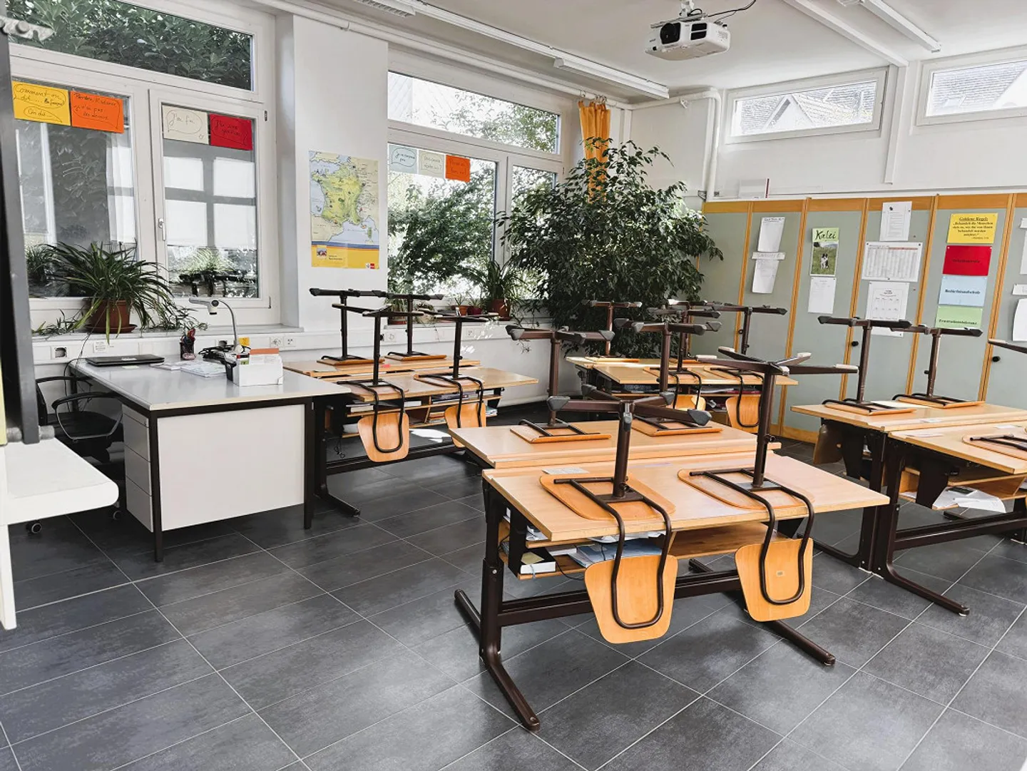Propriété commerciale, bien entretenue avec 4 garages individuels au centre - Photo 4 sur 9