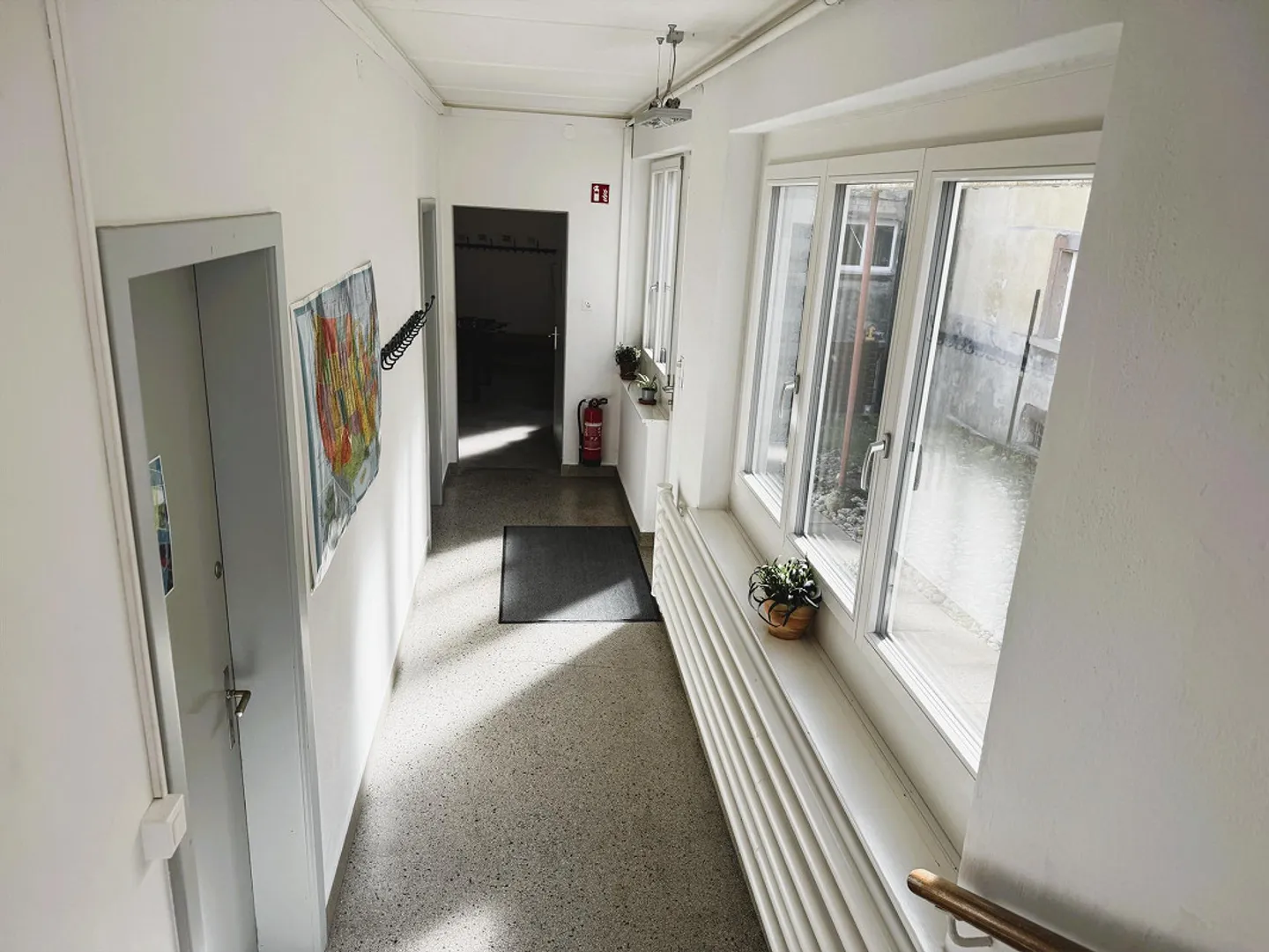 Propriété commerciale, bien entretenue avec 4 garages individuels au centre - Photo 8 sur 9