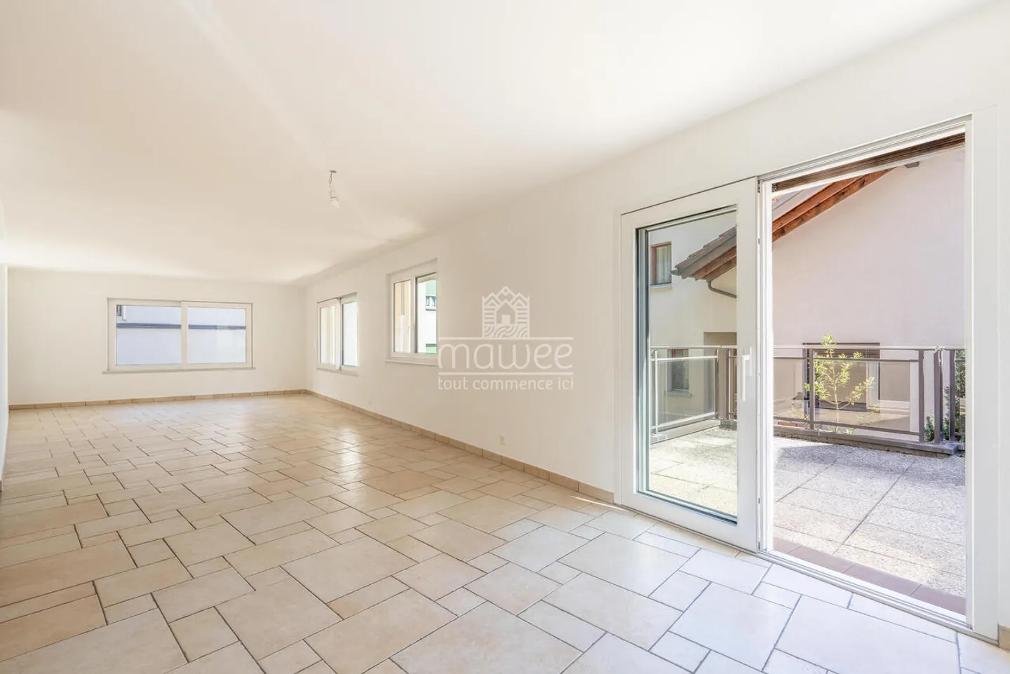 Appartement rénové avec terrasse - Photo 4 sur 16