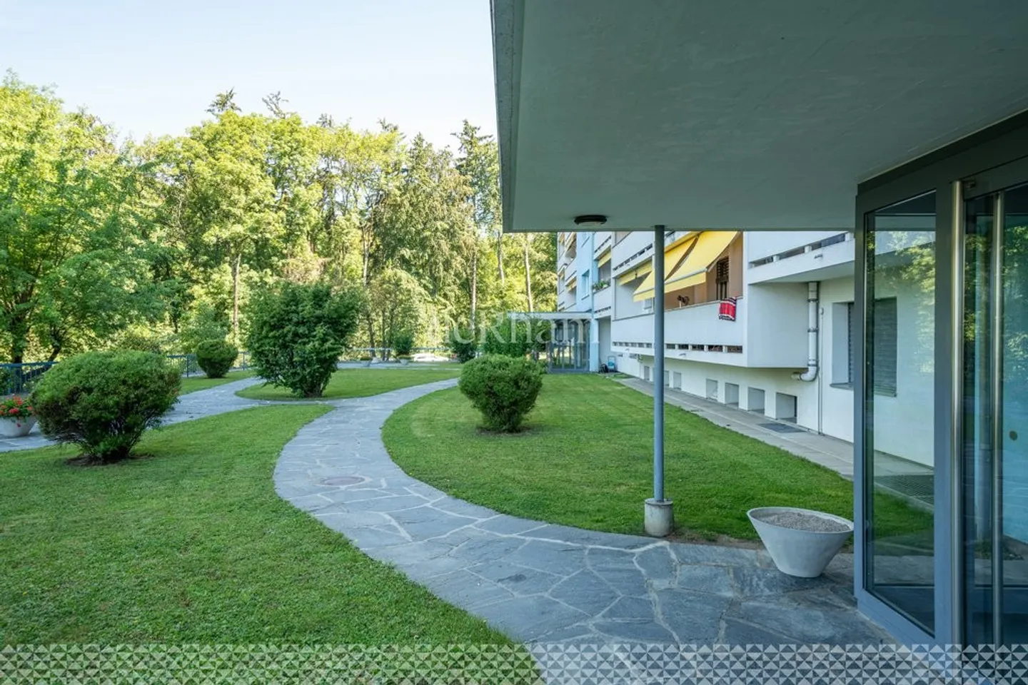 Modernes Apartment mit Balkon - Foto 2 von 2