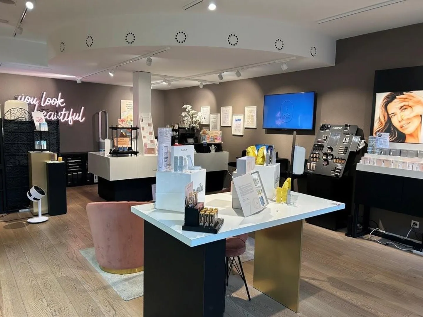 Retail space in the city center! - Photo 2 of 2