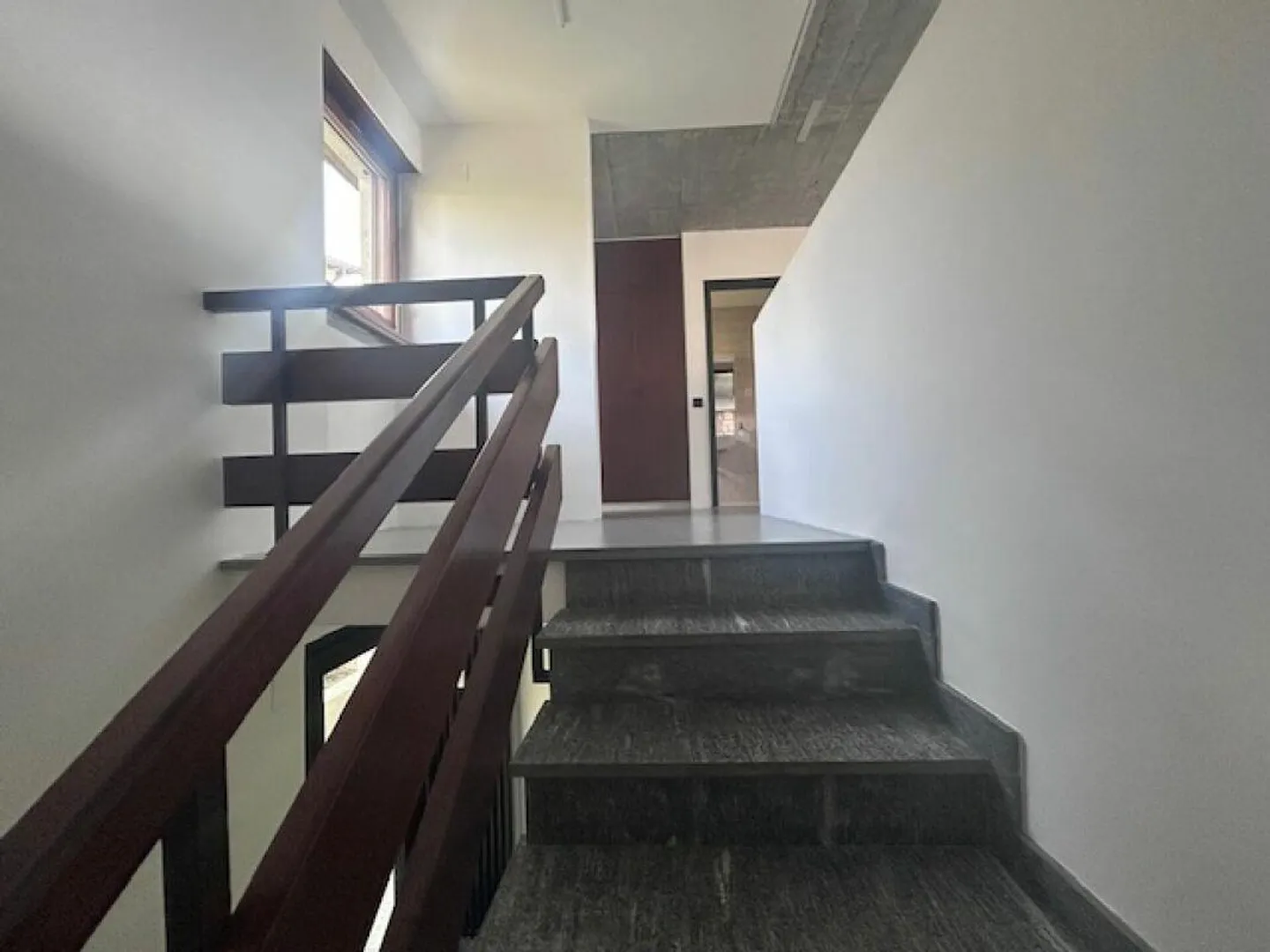 4.5-ZIMMER-WOHNUNG IN EINEM ZWEIFAMILIENHAUS - RENOVIERT - EXKLUSIVER GARTEN - Foto 4 von 23