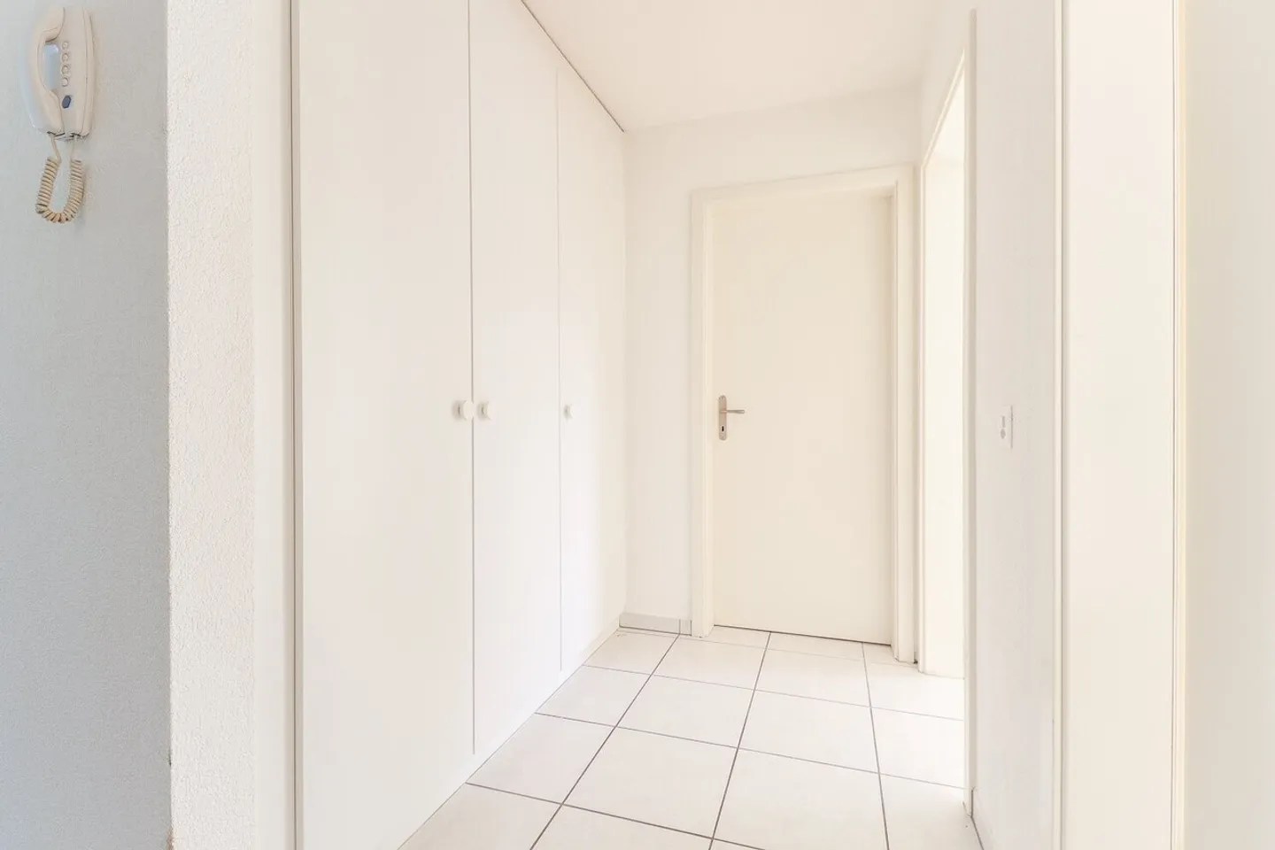 Appartamento moderno con balcone soleggiato - Foto 5 di 11