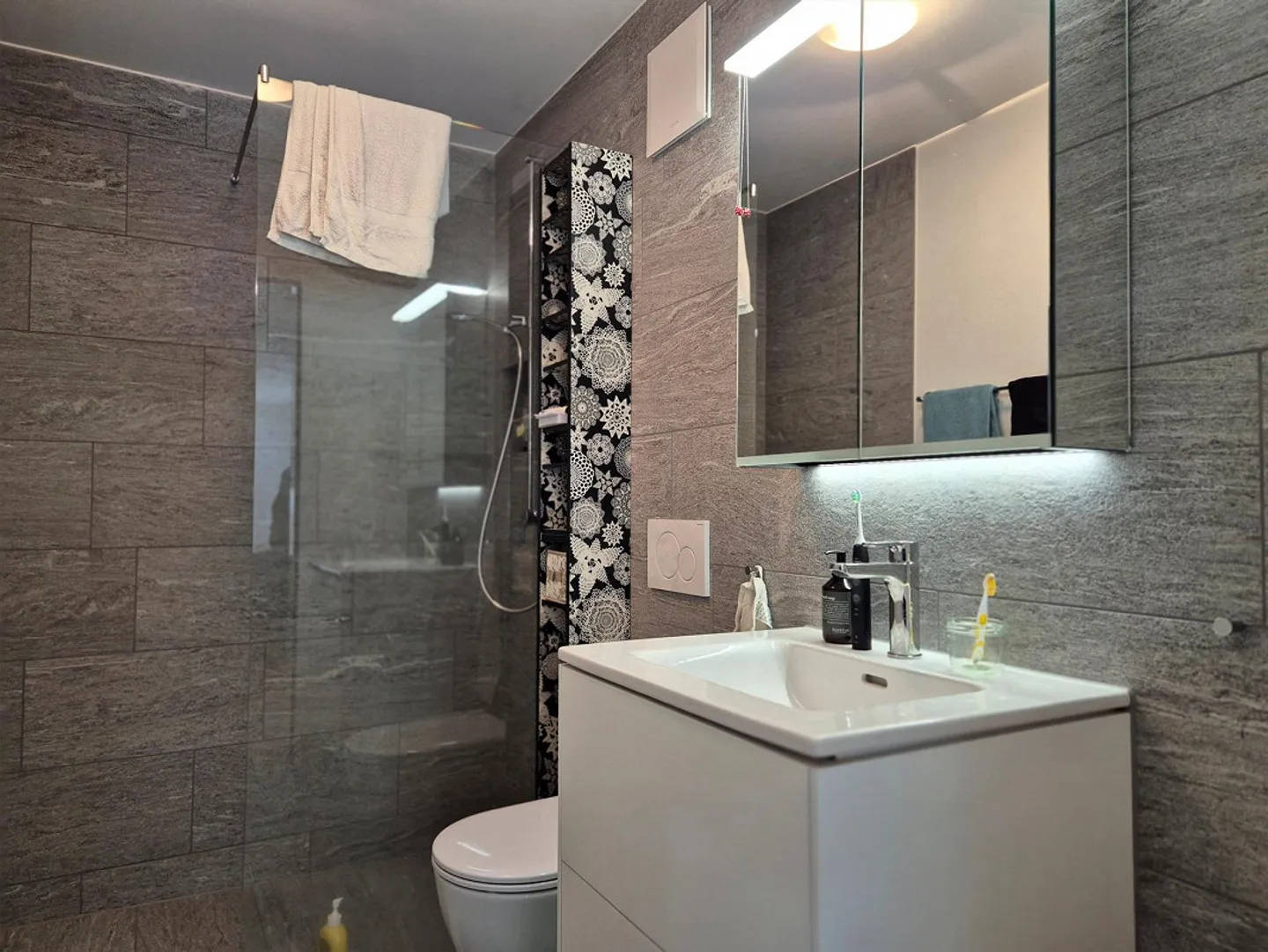 3.5-room first occupancy apartment with lake and mountain views (annual rent) - Photo 3 of 5