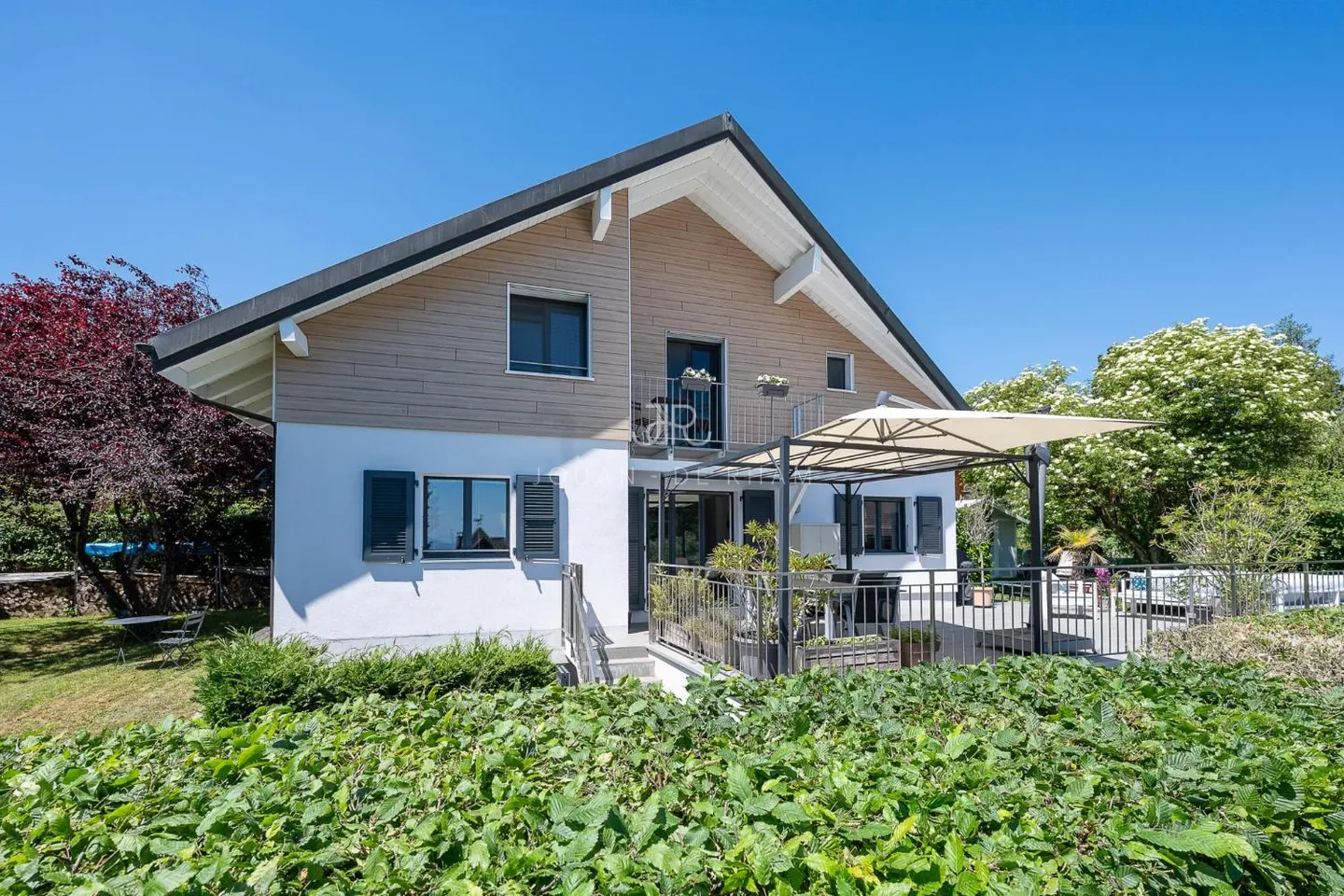 Au cœur de Sus-Châtel (Genolier) - Villa individuelle rénovée, efficacité énergétique A, vue sur le lac et les Alpes - Photo 1 sur 13