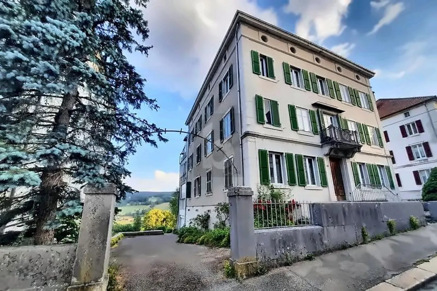 Charming Apartment with Balcony - Photo 2 of 5