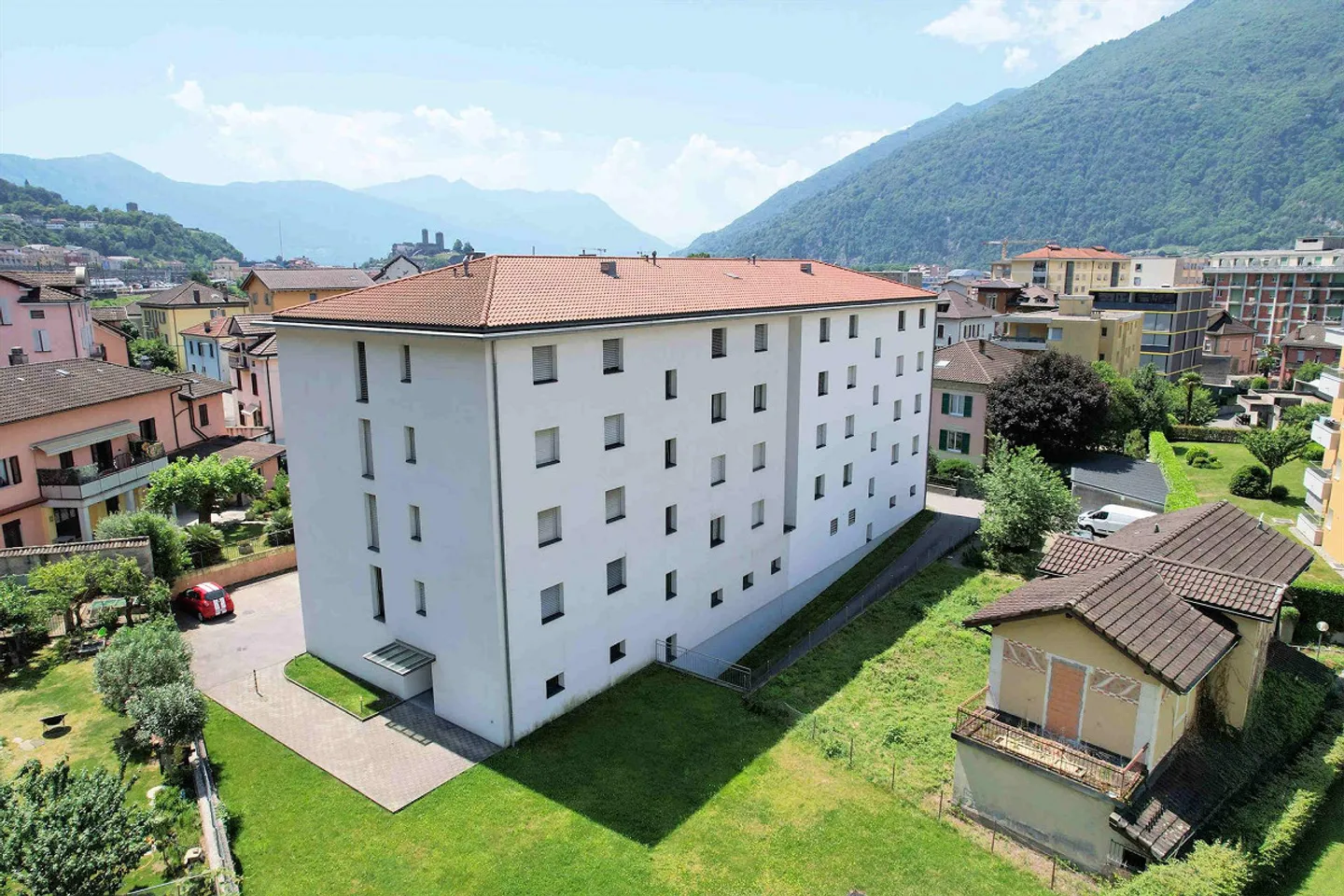 Wohnung mit gut belichteter Terrasse in einer praktischen und gut erschlossenen Gegend - Foto 3 von 13