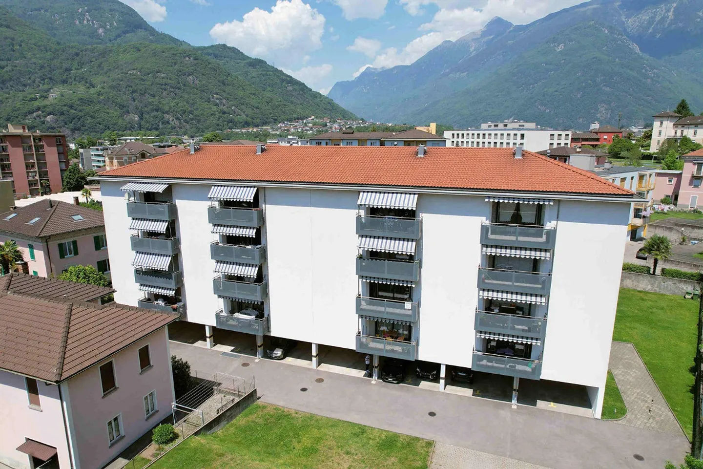 Wohnung mit gut belichteter Terrasse in einer praktischen und gut erschlossenen Gegend - Foto 1 von 13