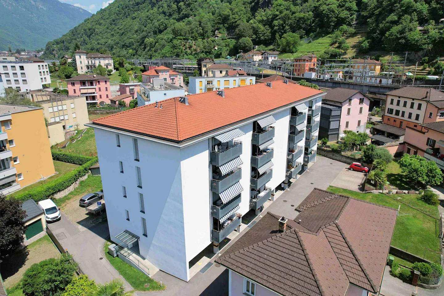 Wohnung mit gut belichteter Terrasse in einer praktischen und gut erschlossenen Gegend - Foto 2 von 13
