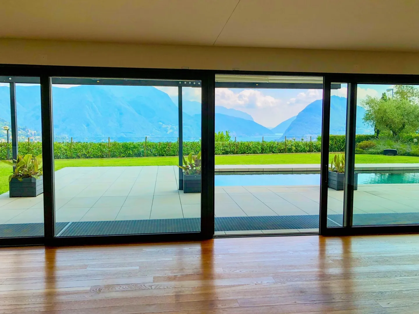 Appartamento di Lusso a Porza con Piscina e Vista sul Lago di Lugano - Foto 5 di 14