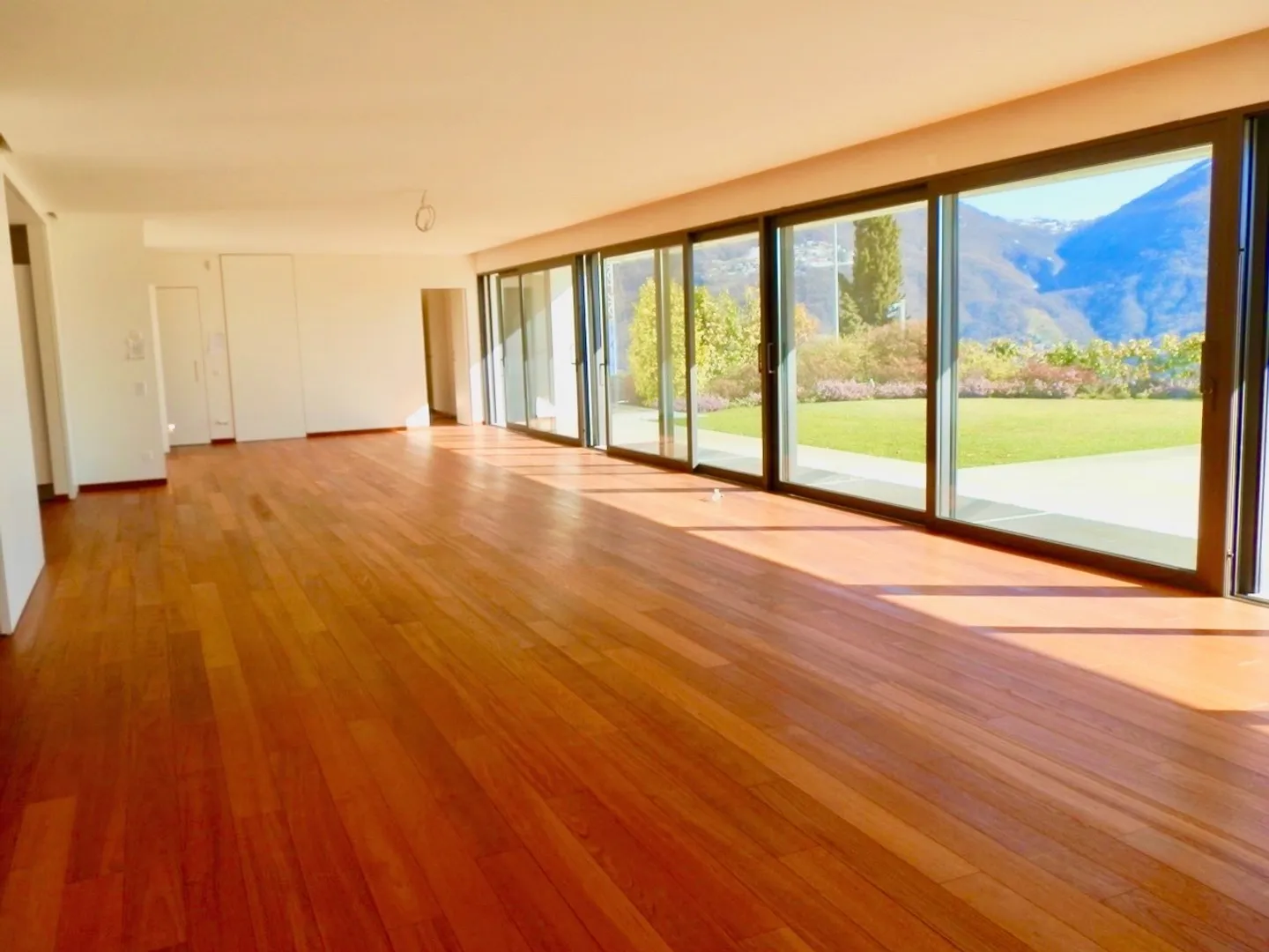 Appartamento di Lusso a Porza con Piscina e Vista sul Lago di Lugano - Foto 6 di 14