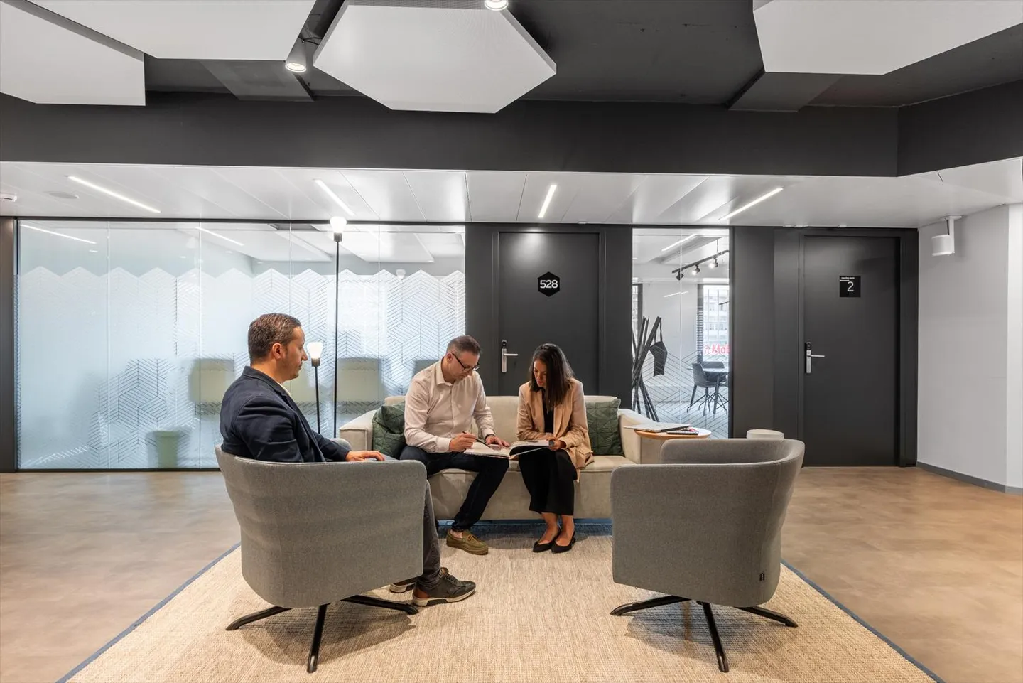 Un ufficio dal design straordinario per 2 persone presso Spaces Main Station - Foto 4 di 11