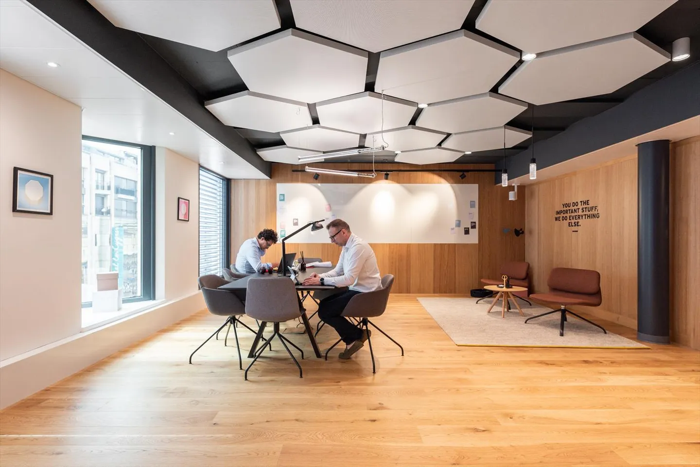 Un ufficio dal design straordinario per 2 persone presso Spaces Main Station - Foto 5 di 11