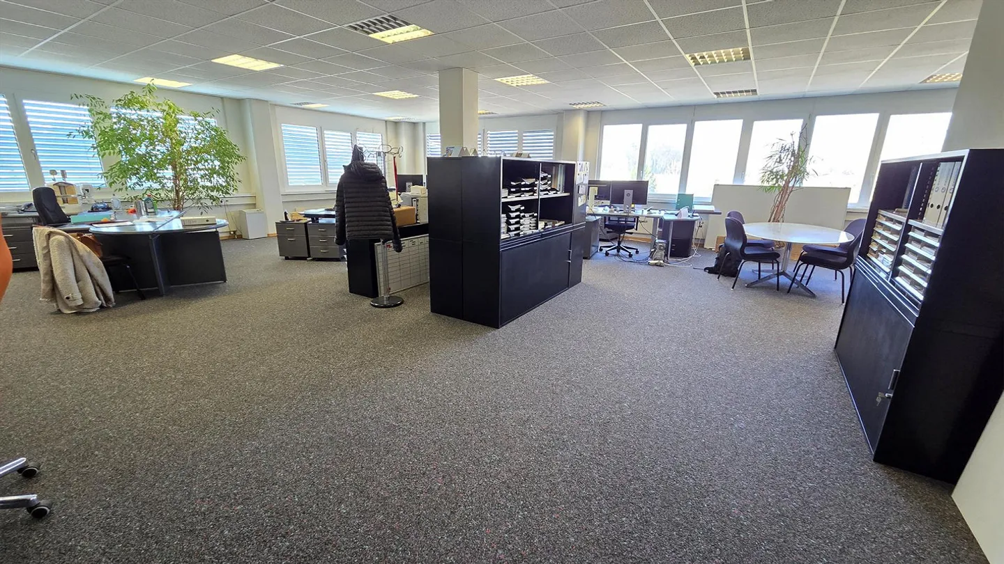 Your workplace with perspective and flexibility - Photo 2 of 5