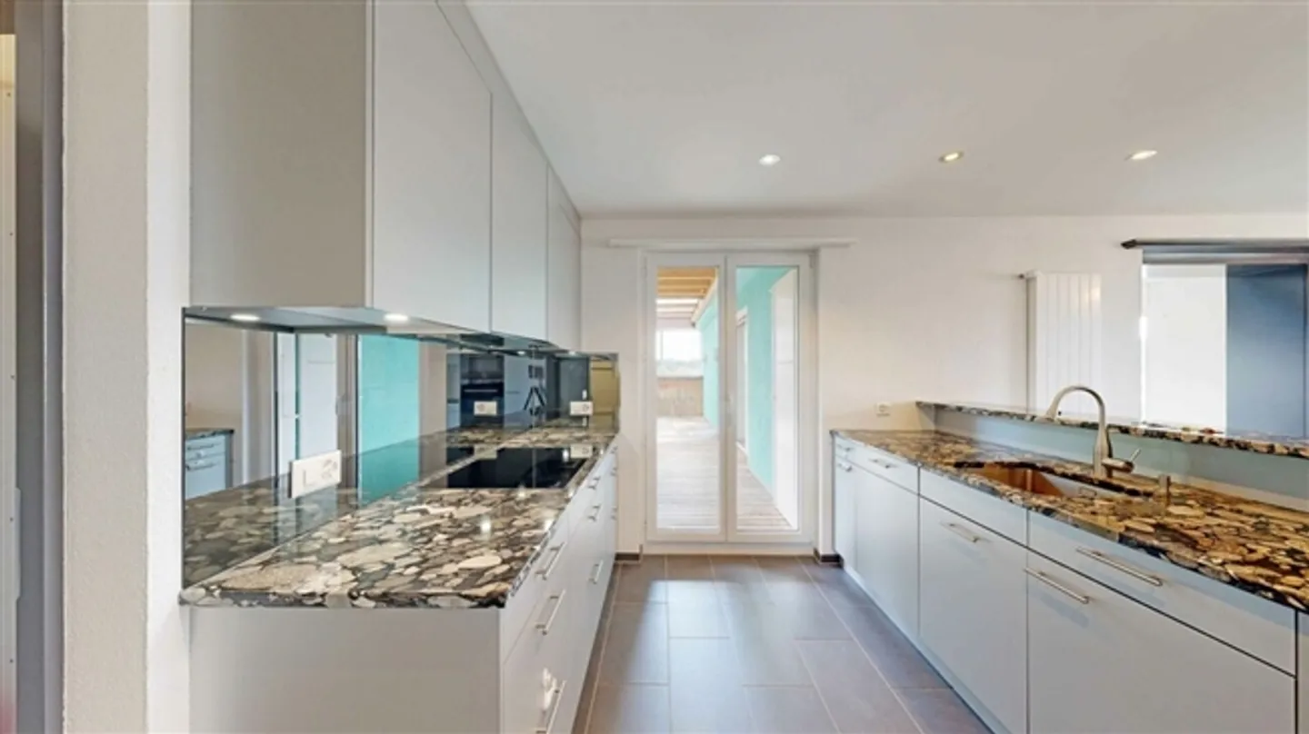 Renovated 5.5 Room Single-Family House with Private Forest! A True Gem for Connoisseurs and Nature Lovers - Photo 4 of 13