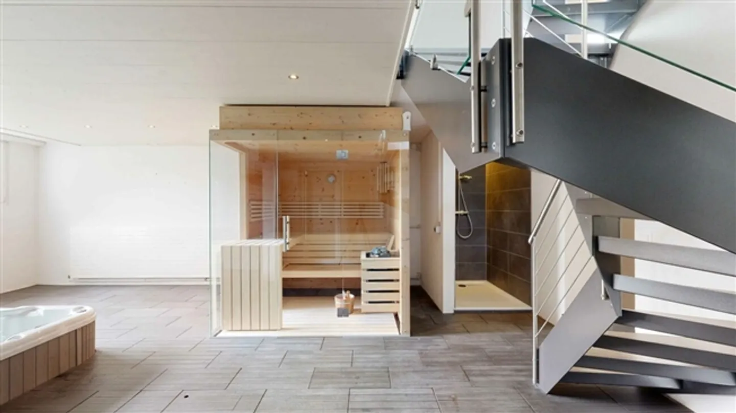 Renovated 5.5 Room Single-Family House with Private Forest! A True Gem for Connoisseurs and Nature Lovers - Photo 8 of 13