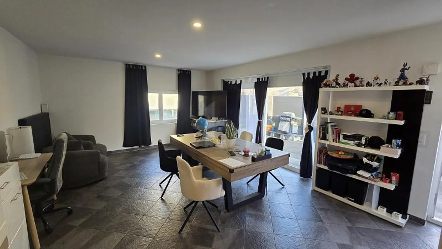 Appartement ensoleillé avec terrasse - Photo 2 sur 5