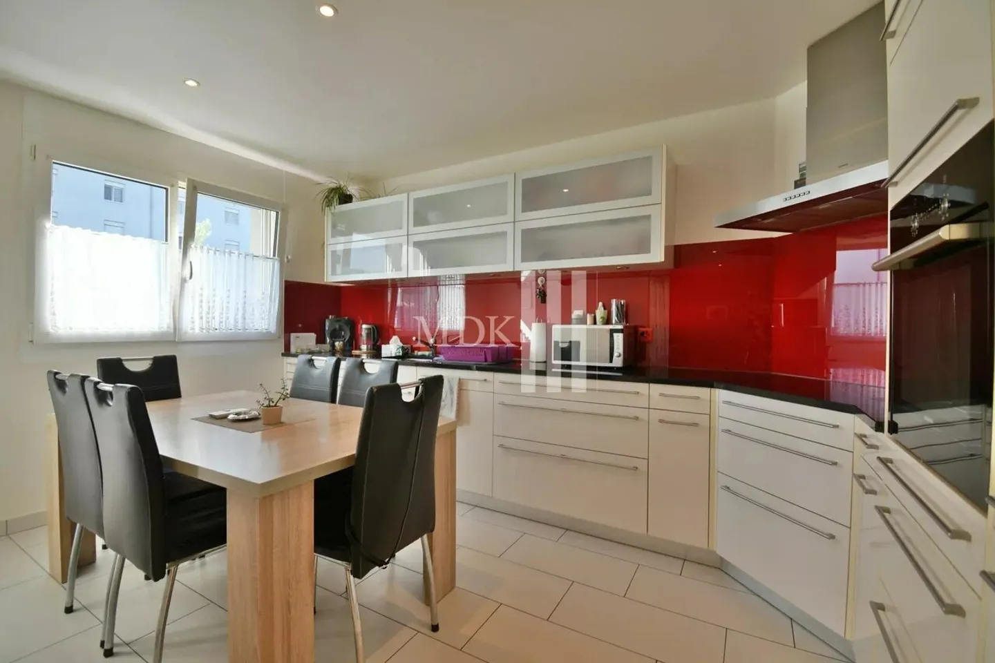 Charming Ground Floor Apartment - Photo 3 of 12