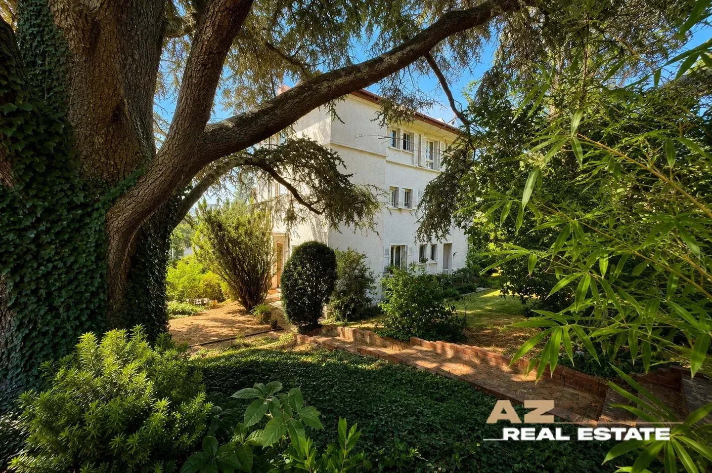 Charming Studio with Lake View - Photo 2 of 13