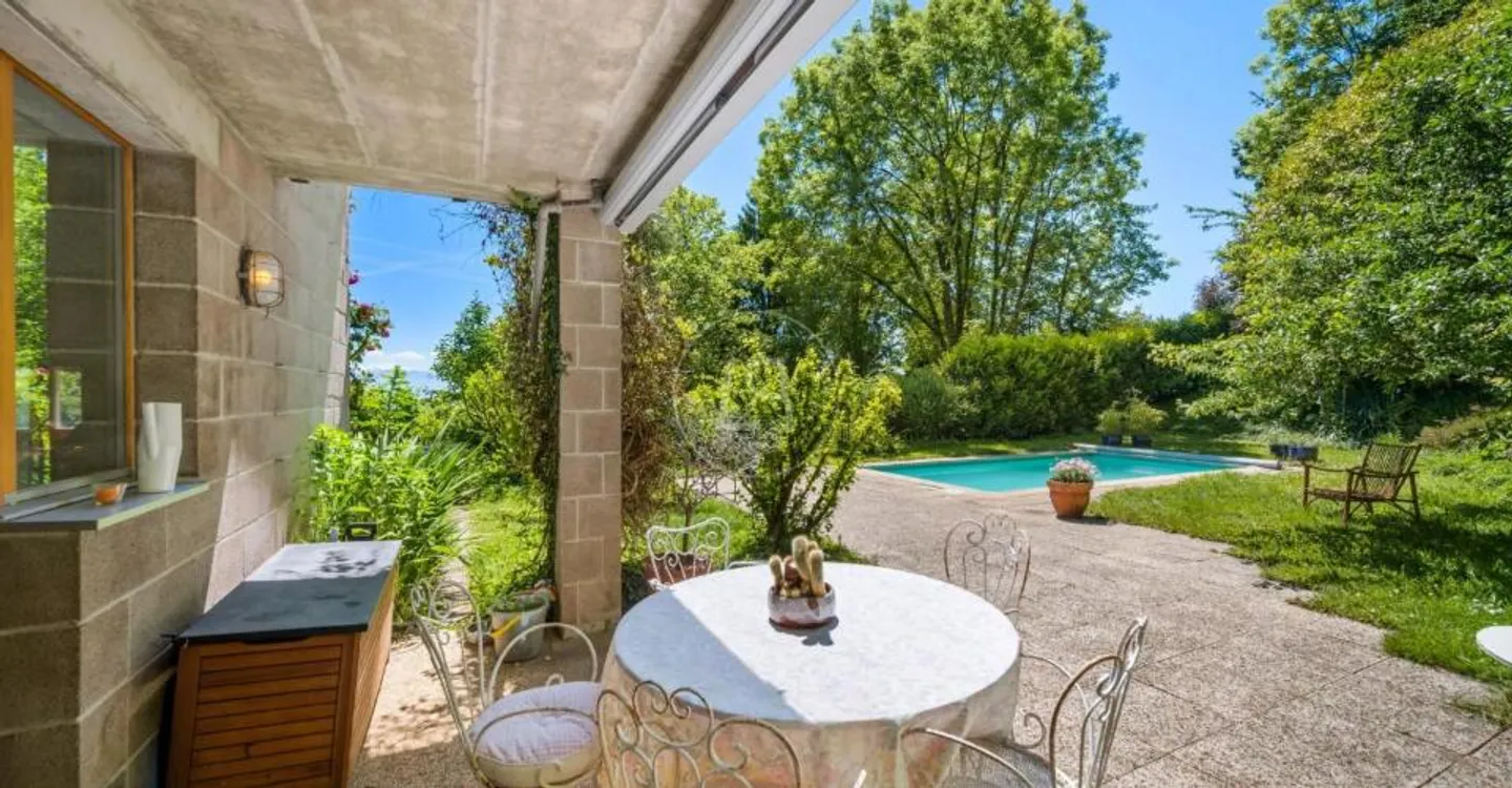Beautiful family home with pool near Rolle - Photo 5 of 11