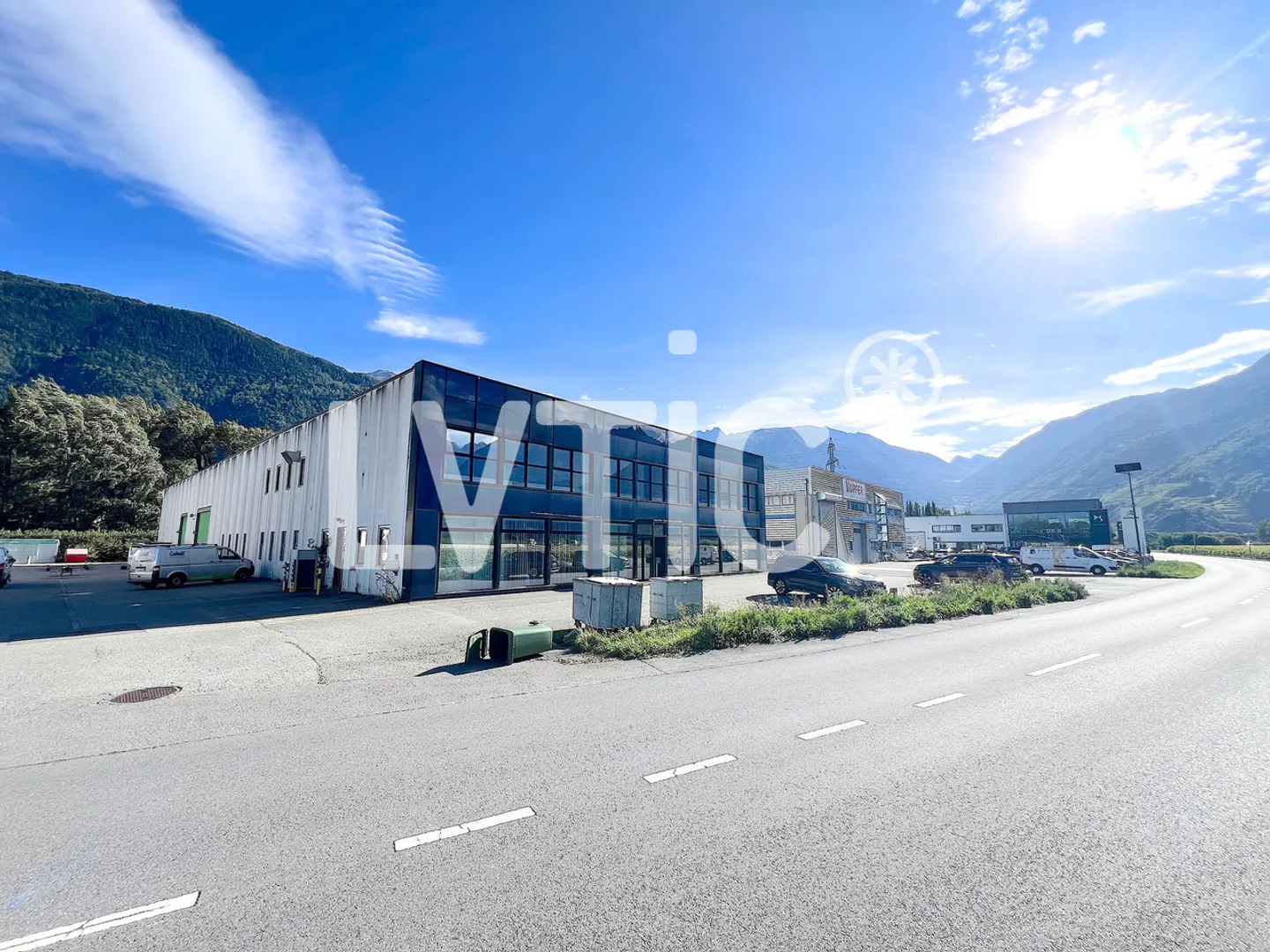 Hall industriel, showroom, bureaux de 2000 m2 à louer à Martigny - Photo 2 sur 12