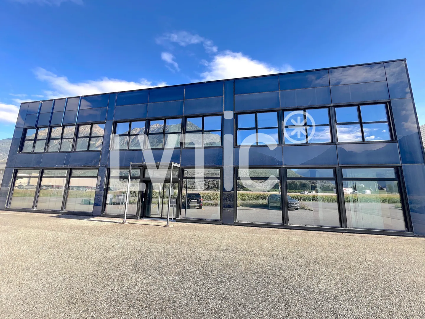 Hall industriel, showroom, bureaux de 2000 m2 à louer à Martigny - Photo 3 sur 12