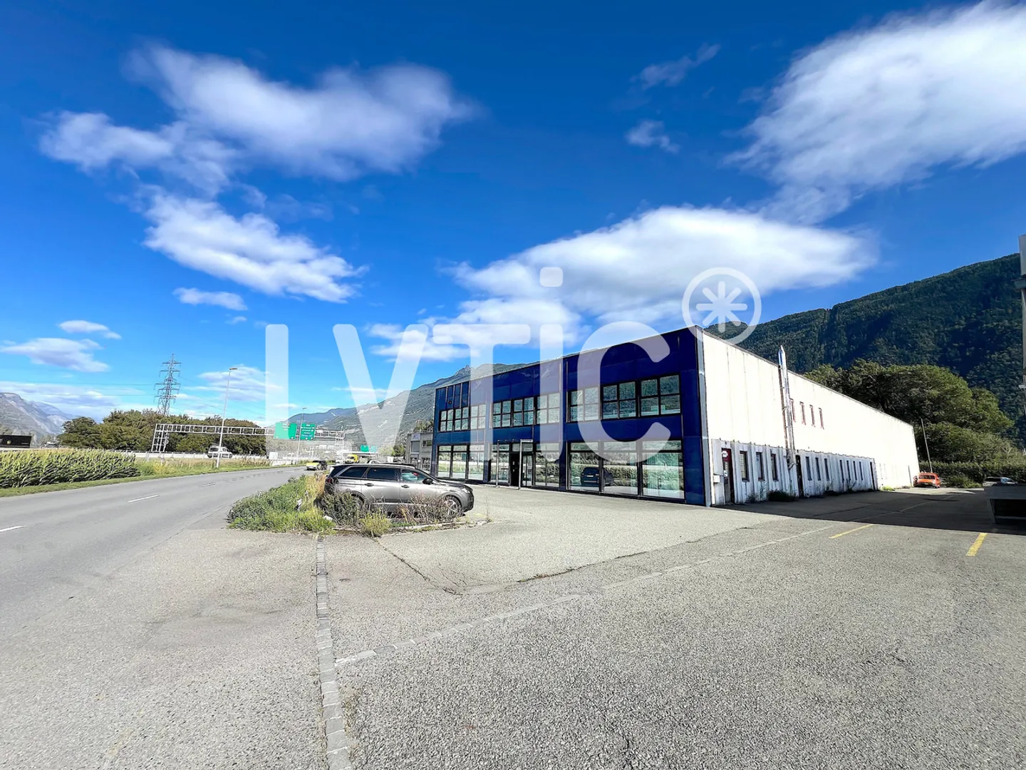 Hall industriel, showroom, bureaux de 2000 m2 à louer à Martigny - Photo 1 sur 12