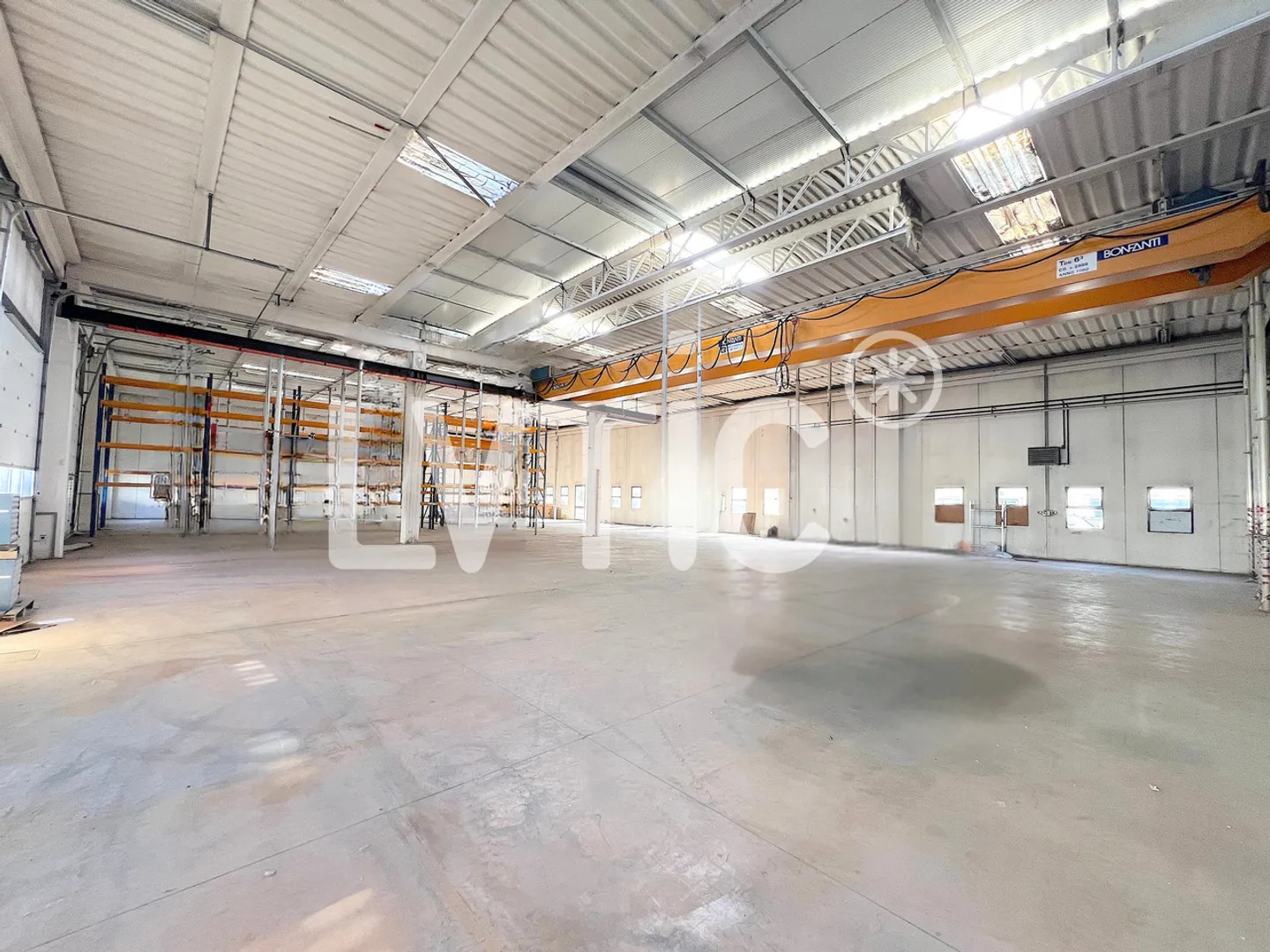 Hall industriel, showroom, bureaux de 2000 m2 à louer à Martigny - Photo 5 sur 12