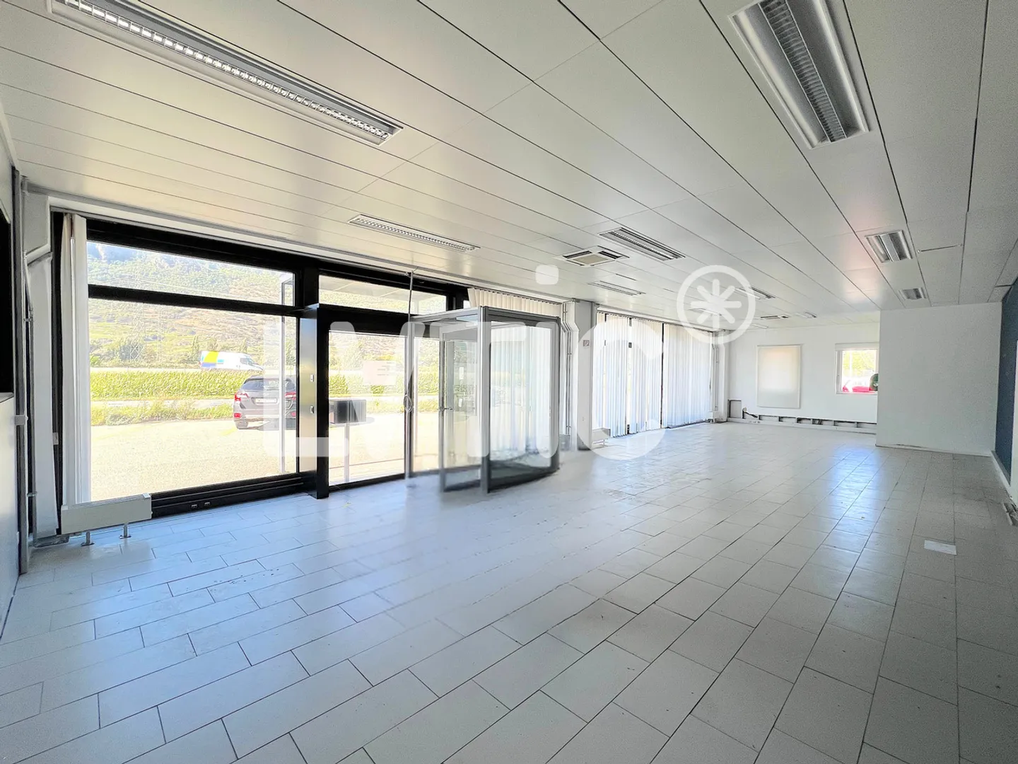 Hall industriel, showroom, bureaux de 2000 m2 à louer à Martigny - Photo 6 sur 12