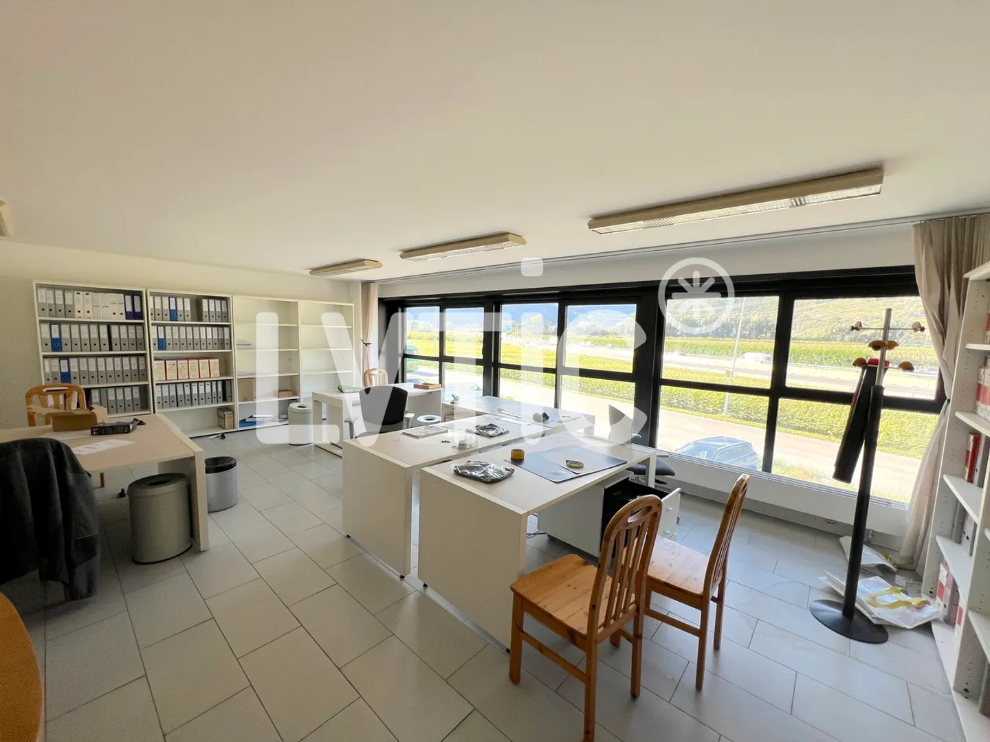 Hall industriel, showroom, bureaux de 2000 m2 à louer à Martigny - Photo 7 sur 12