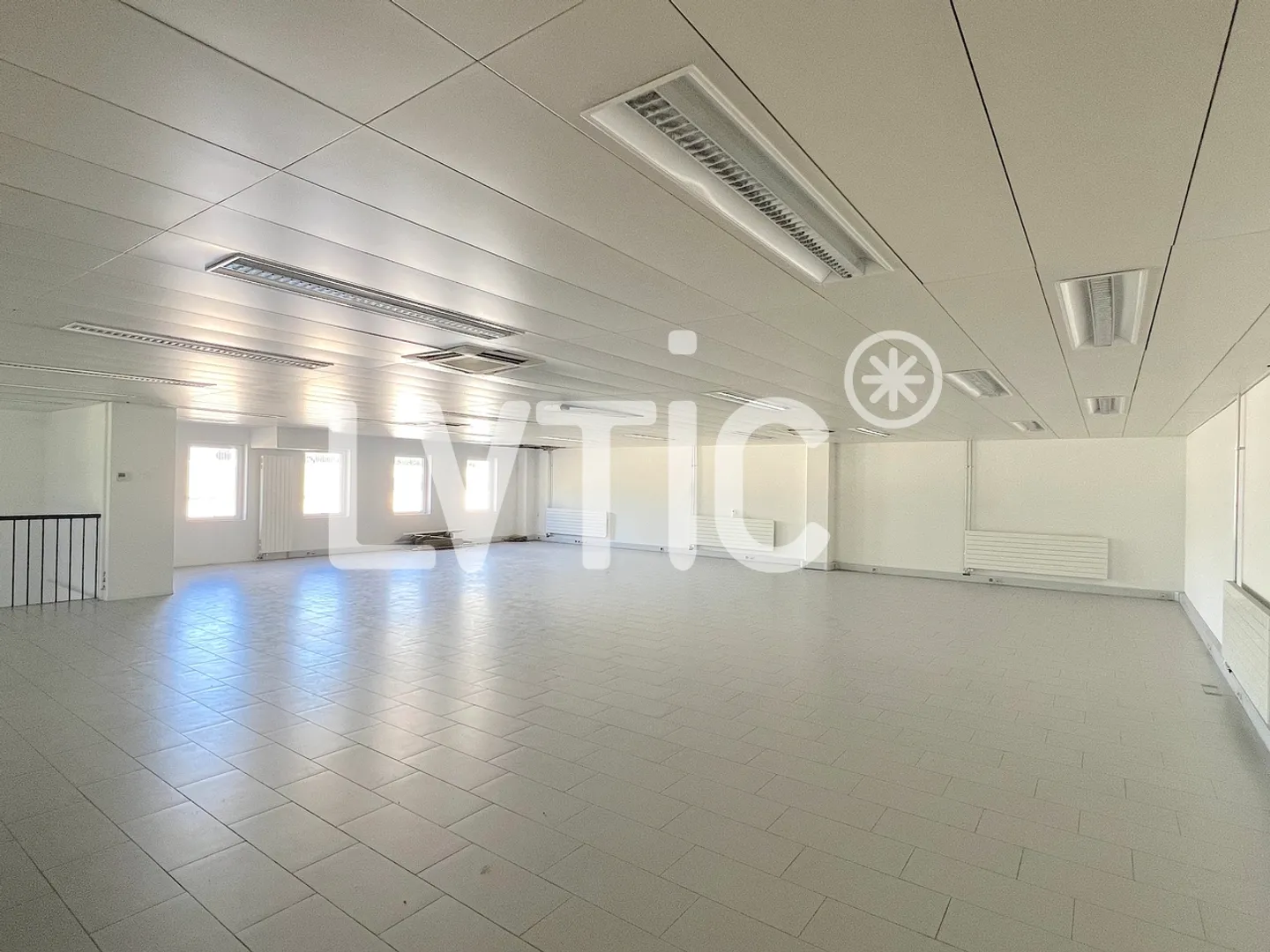 Hall industriel, showroom, bureaux de 2000 m2 à louer à Martigny - Photo 8 sur 12