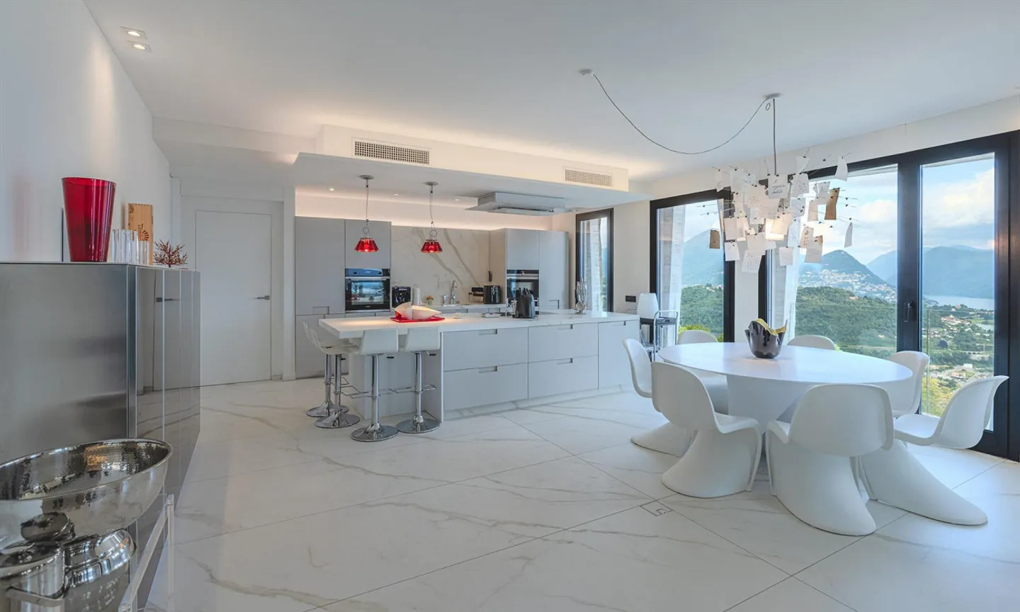 Bellissimo e moderno attico 4.5 con vista lago a Vernate - Foto 1 di 9