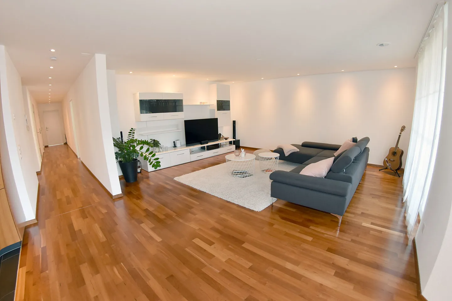 Modern Luxury Apartment with Balcony - Photo 3 of 12