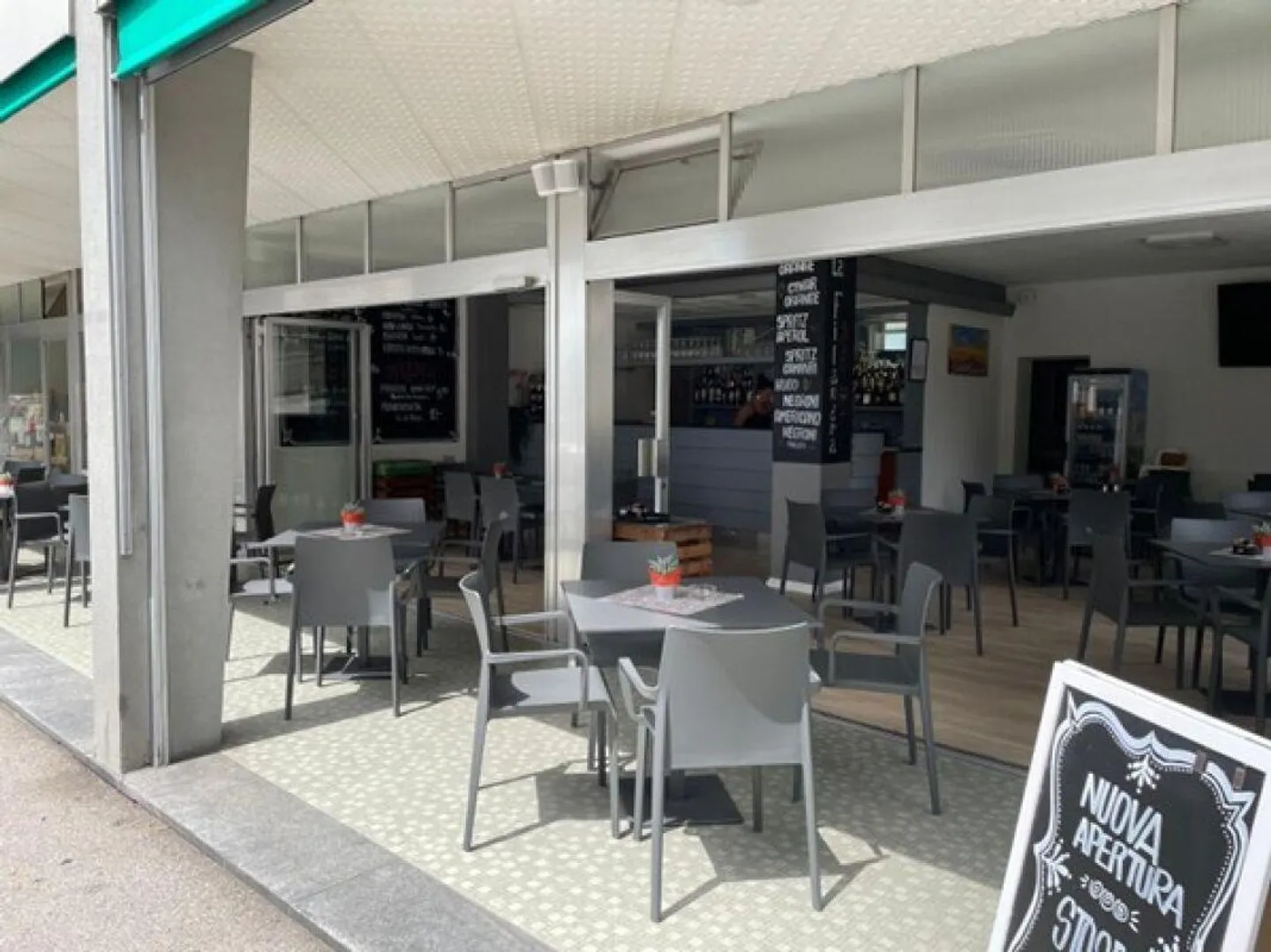 Bar à en-cas moderne dans le centre de Brissago avec terrasse couverte à louer - Photo 1 sur 4