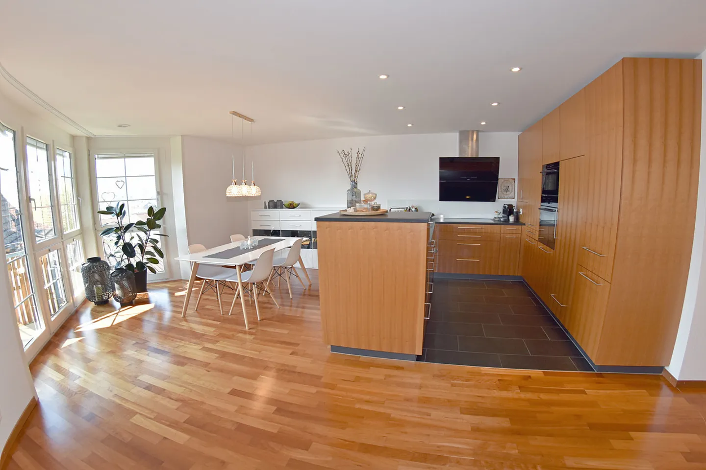 Modern Luxury Apartment with Balcony - Photo 4 of 12