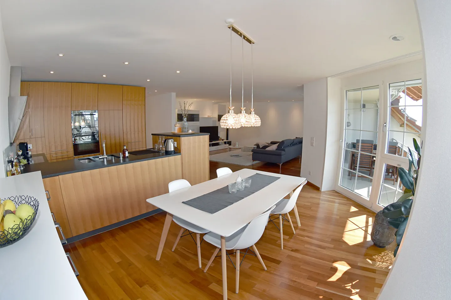 Modern Luxury Apartment with Balcony - Photo 5 of 12
