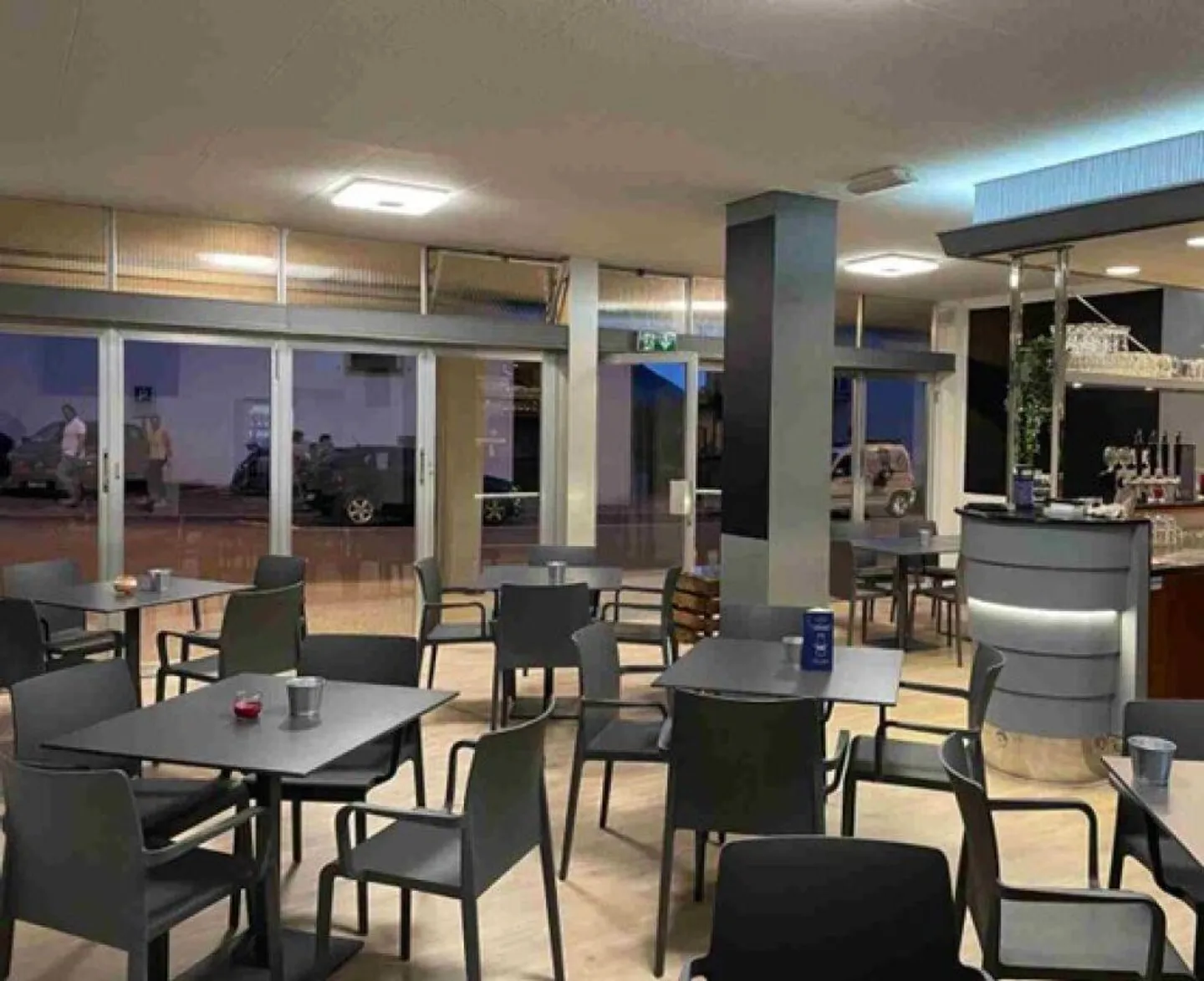Bar à en-cas moderne dans le centre de Brissago avec terrasse couverte à louer - Photo 3 sur 4