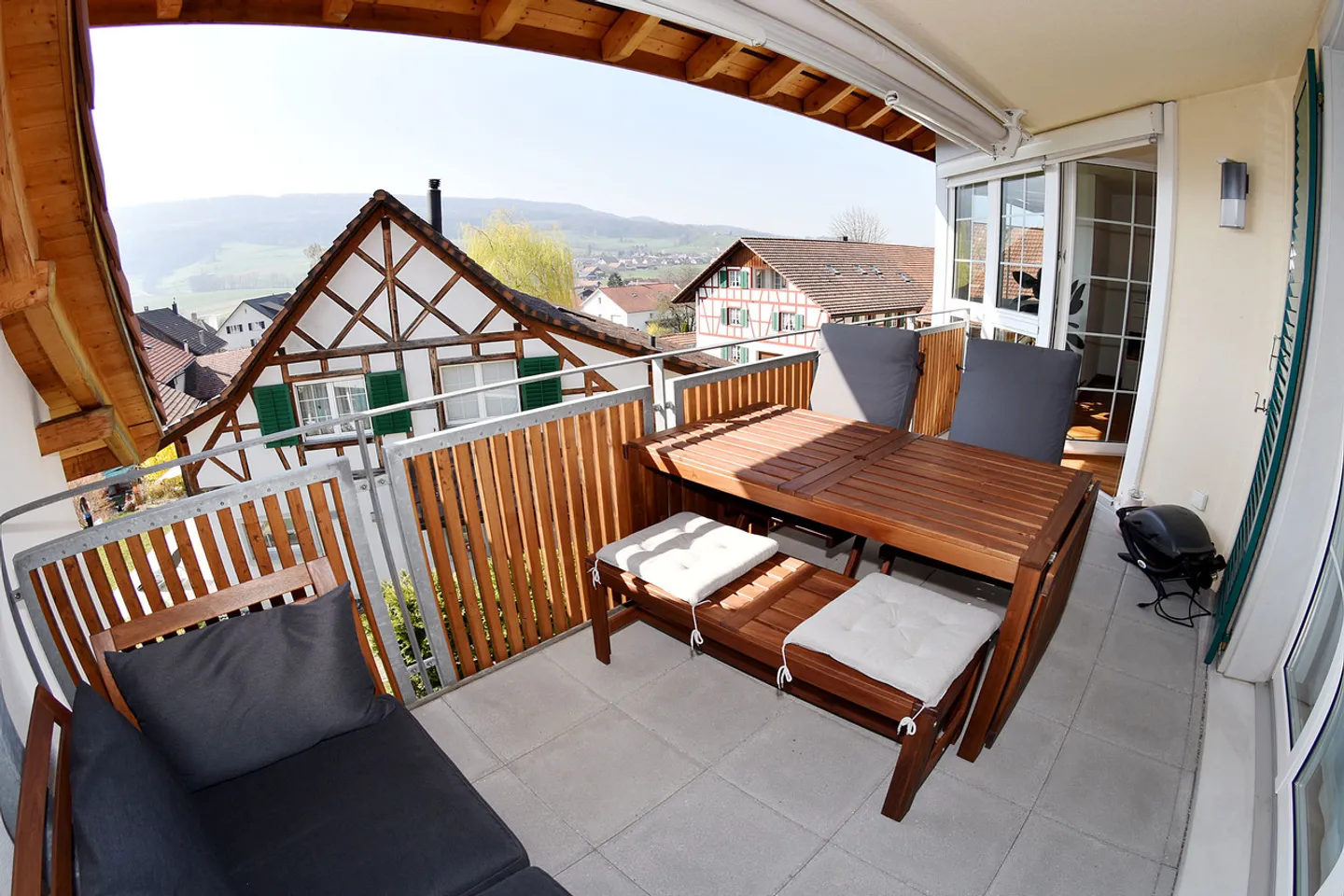 Modern Luxury Apartment with Balcony - Photo 6 of 12