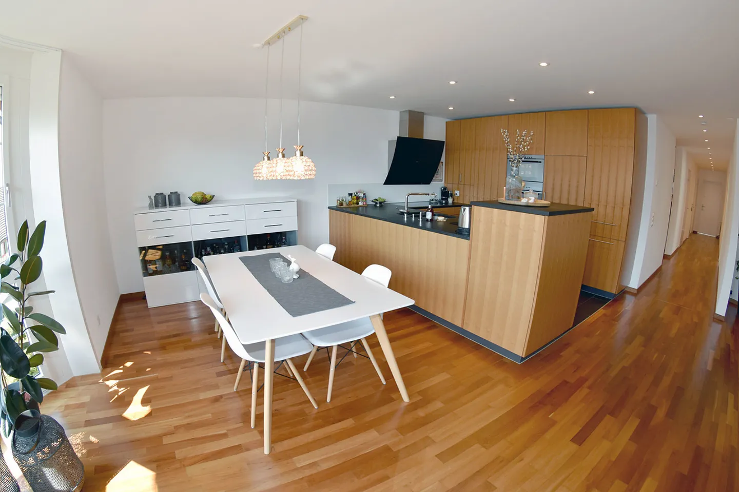 Modern Luxury Apartment with Balcony - Photo 7 of 12