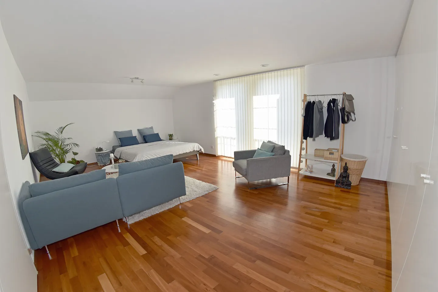 Modern Luxury Apartment with Balcony - Photo 8 of 12