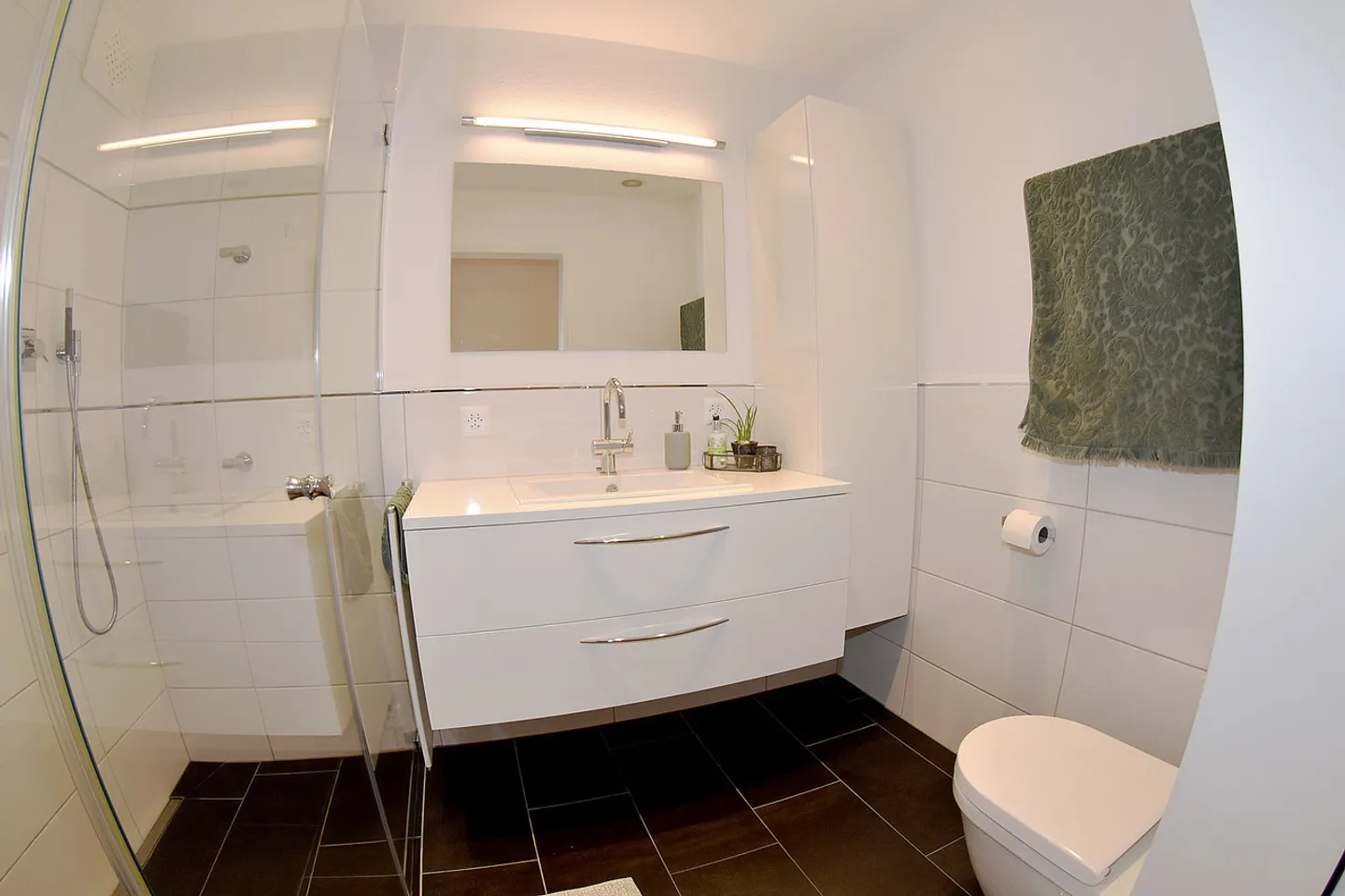 Modern Luxury Apartment with Balcony - Photo 10 of 12