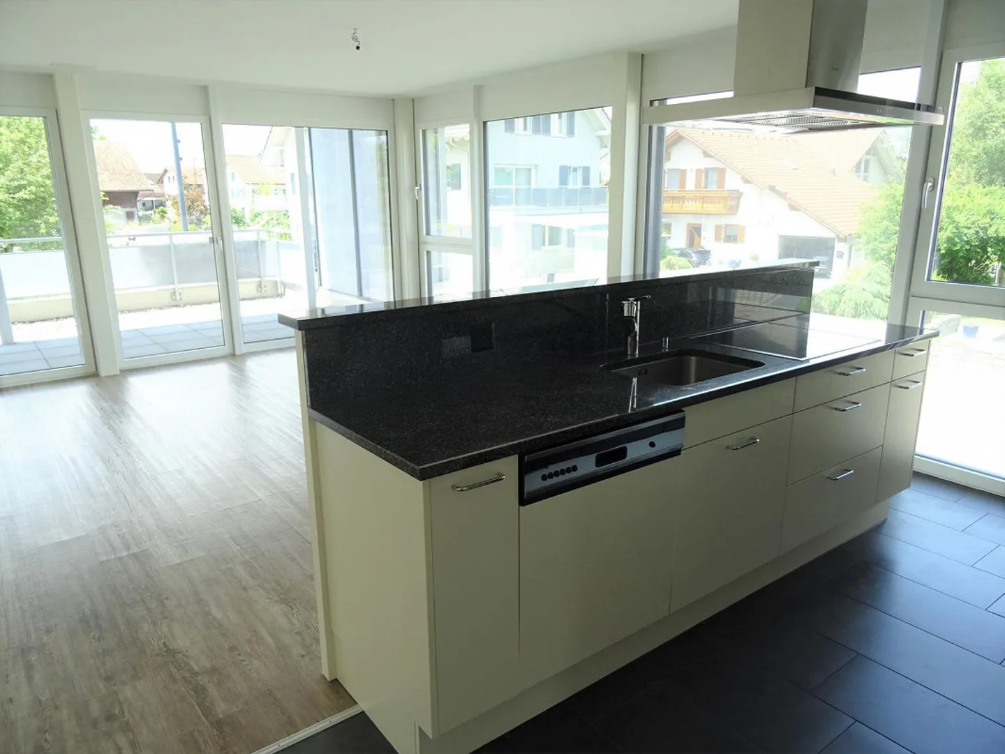 Modern apartment with garden seating area - Photo 3 of 10