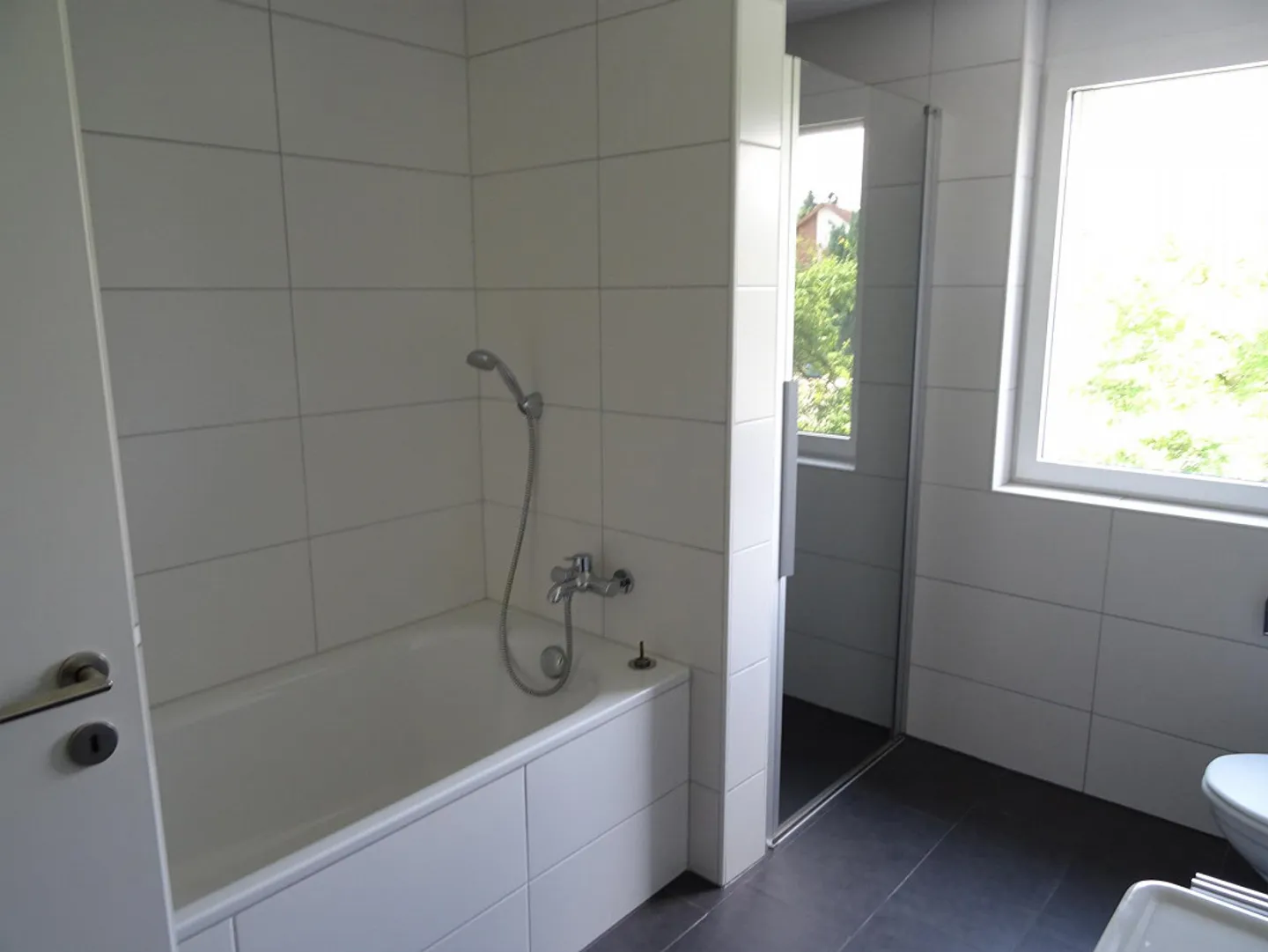 Modern apartment with garden seating area - Photo 4 of 10