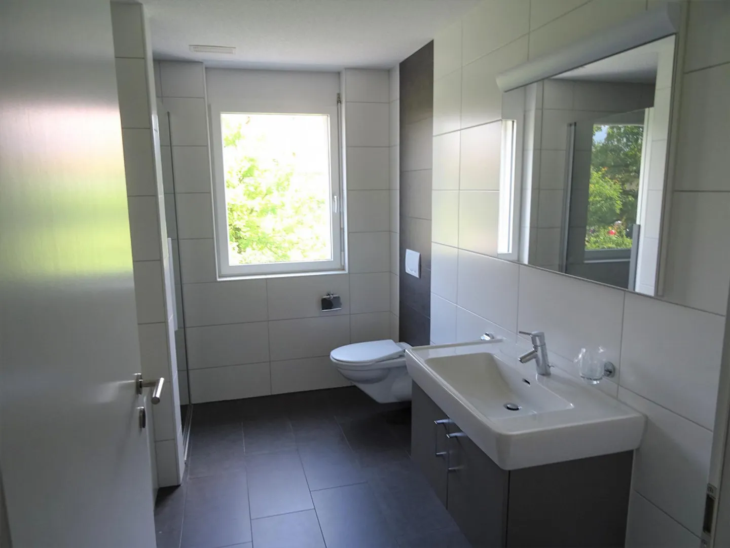 Modern apartment with garden seating area - Photo 5 of 10
