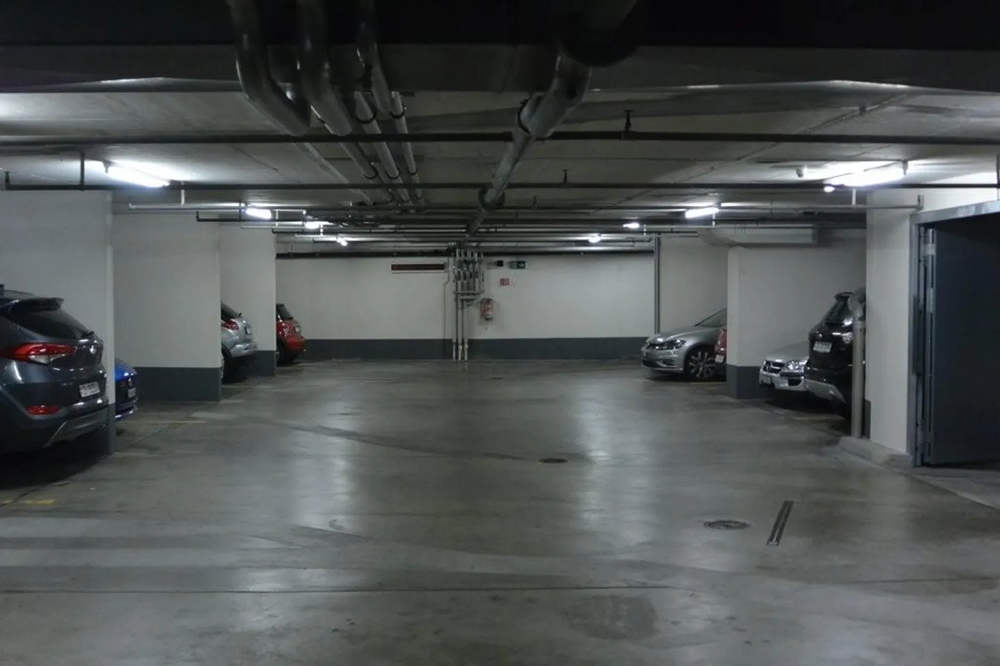 Posti auto sotterranei sotto la stazione di servizio - Foto 1 di 2