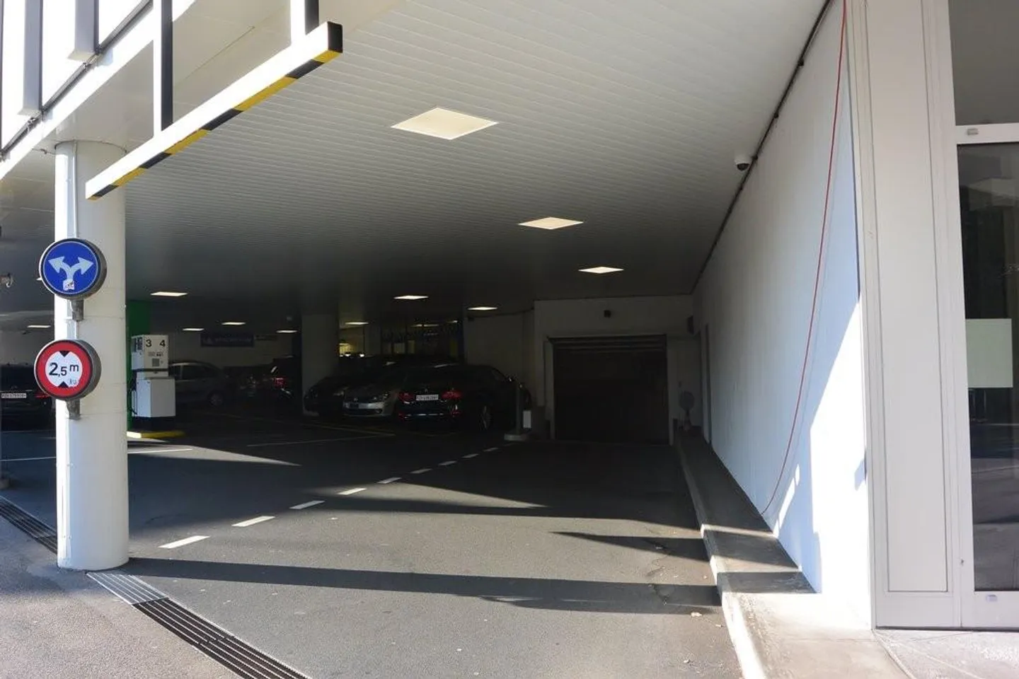 Posti auto sotterranei sotto la stazione di servizio - Foto 2 di 2