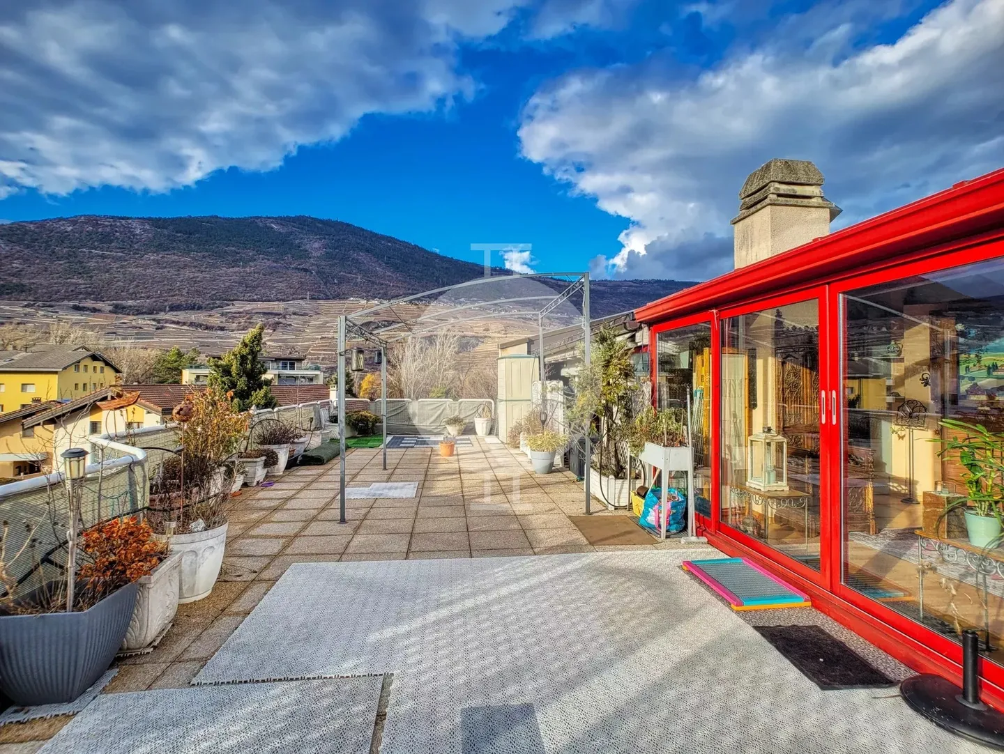 Wunderschöne helle Penthousewohnung mit großer Terrasse und Panoramablick auf die Ebene - Foto 1 von 17