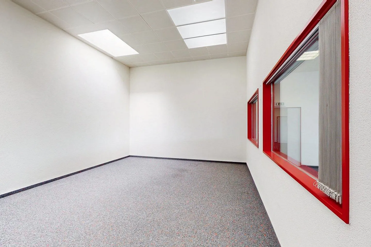 A Stone's Throw from the Highway - 414 m² Office Space - Photo 10 of 13